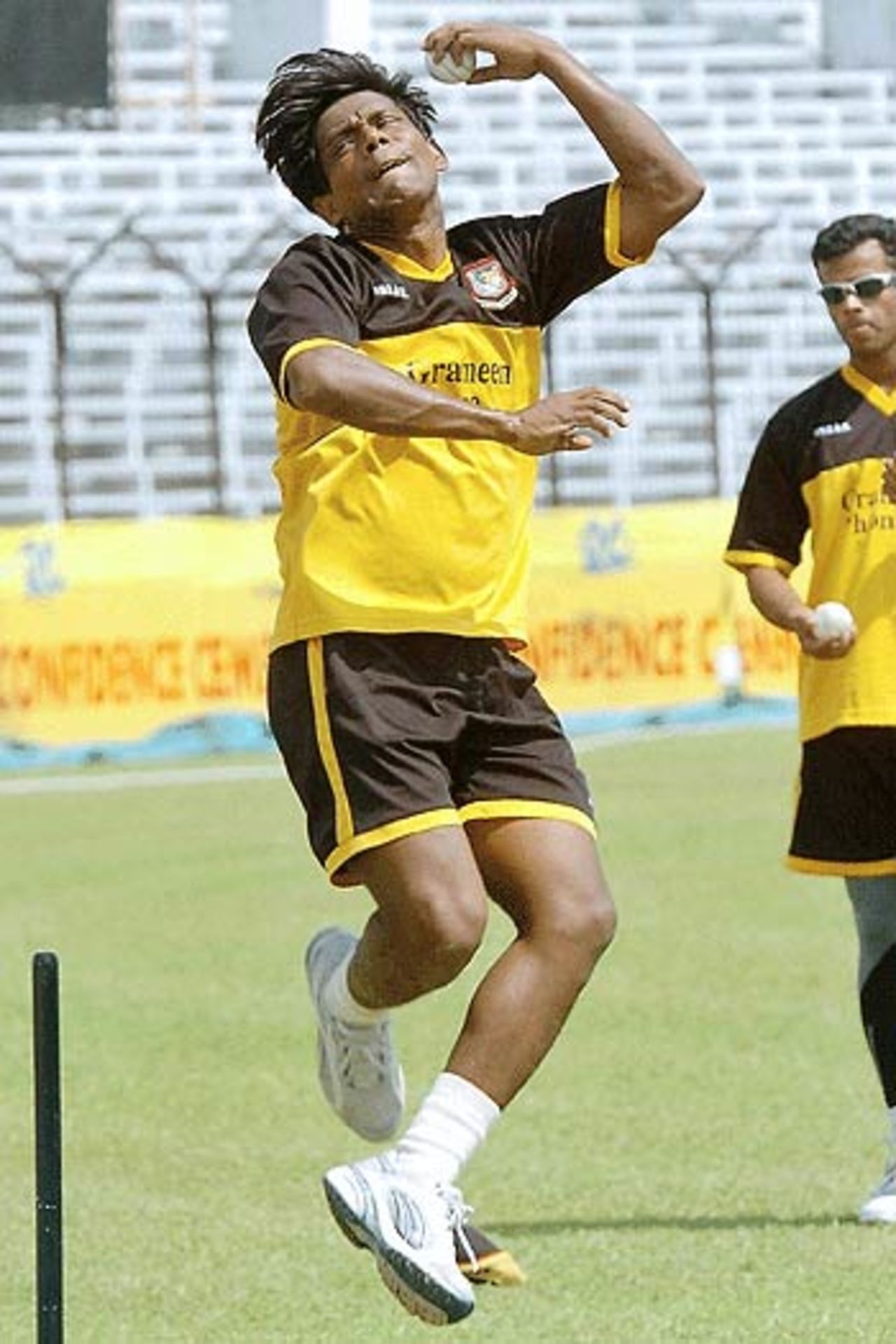Mohammad Rafique gears up for the second ODI against Australia, Fatullah, April 25, 2006