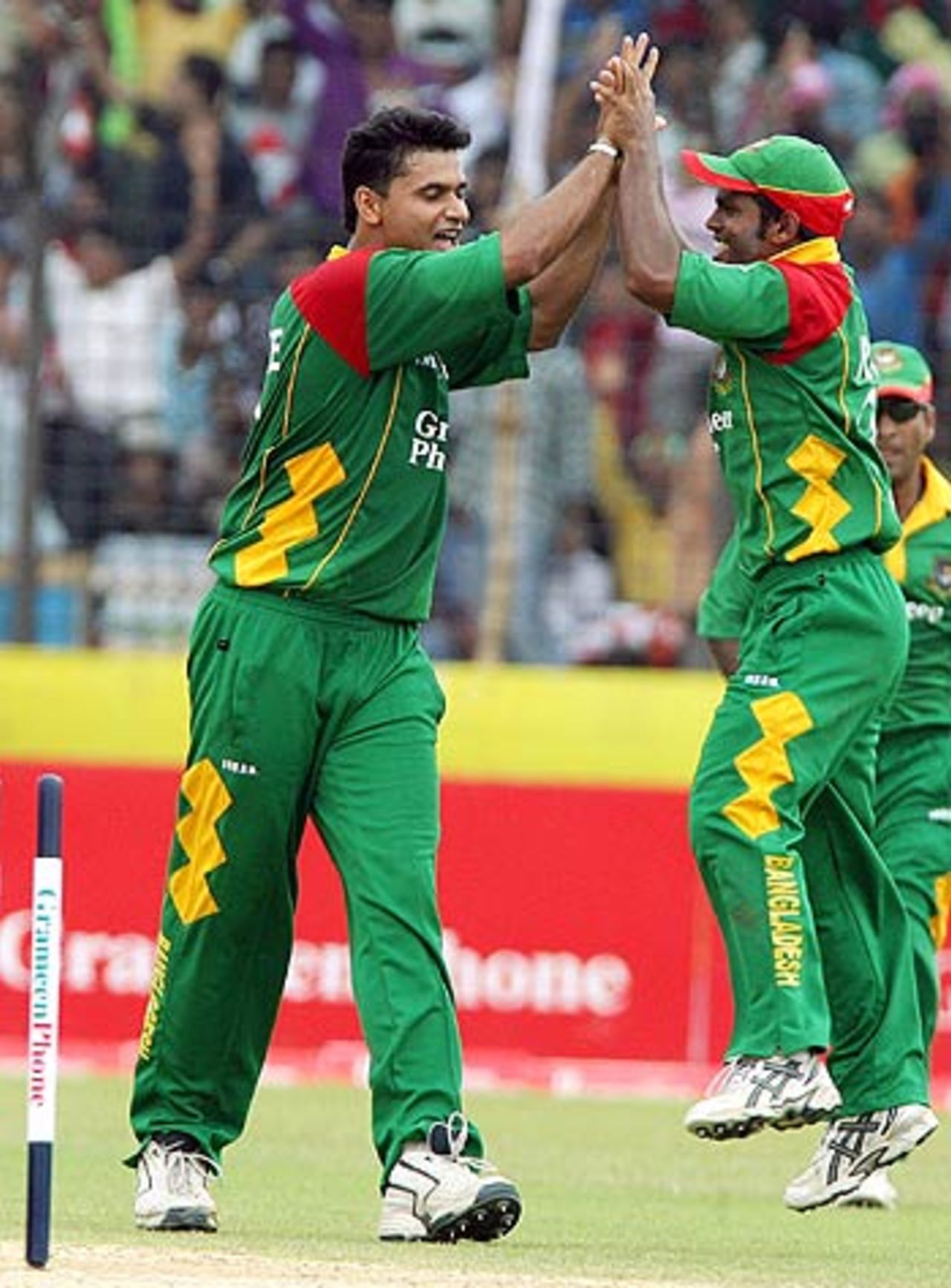 Mashrafe Mortaza celebrates Ricky Ponting's wicket, Bangladesh v Australia, 2nd ODI, Fatullah, April 26, 2006