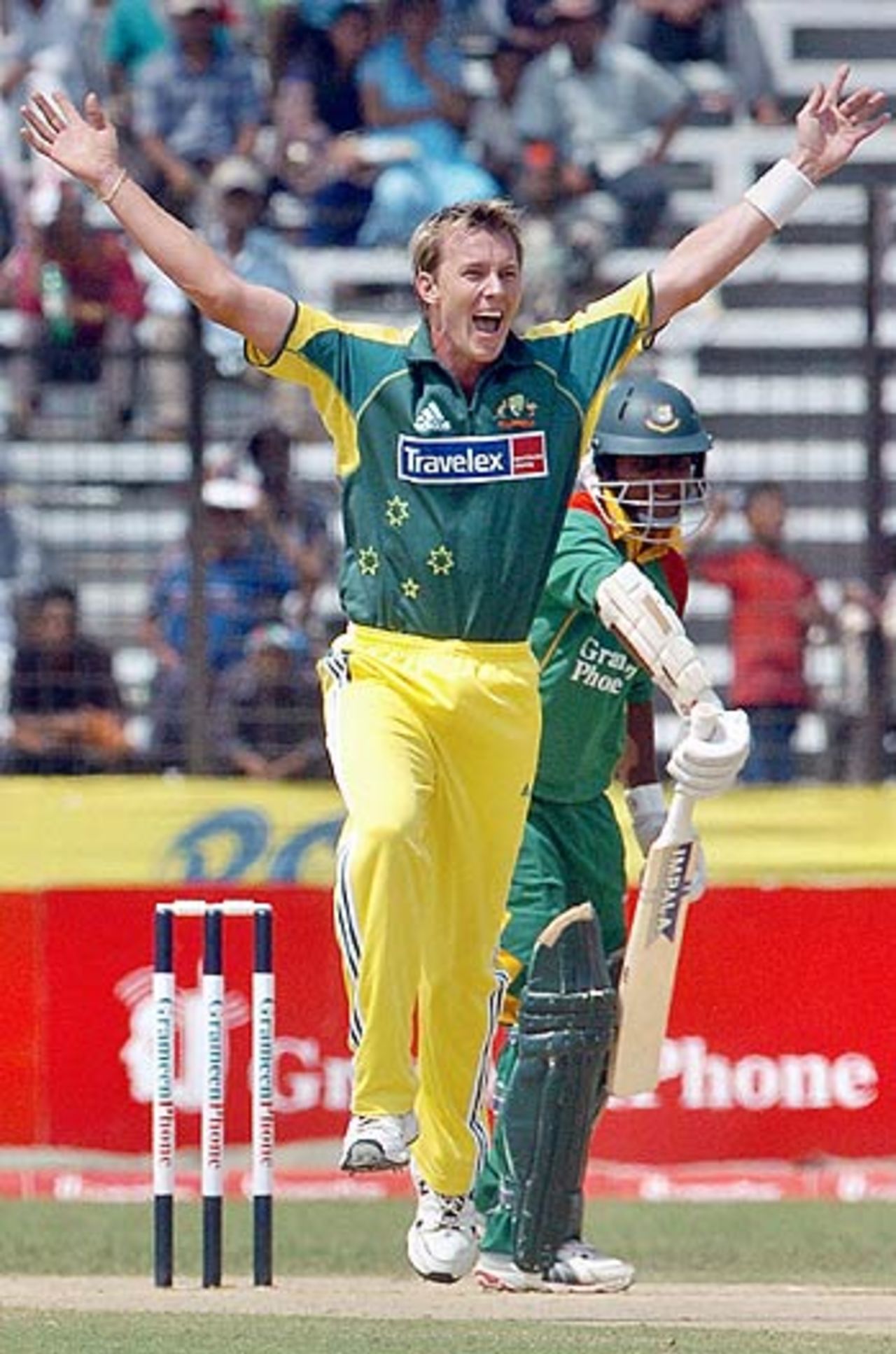Brett Lee appeals against Shahriar Nafees, Bangladesh v Australia, 2nd ODI, Fatullah, April 26, 2006