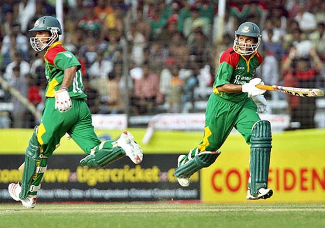 Khaled Mashud and Habibul Bashar added 76 runs for the fifth wicket, Bangladesh v Australia, 2nd ODI, Fatullah, April 26, 2006
