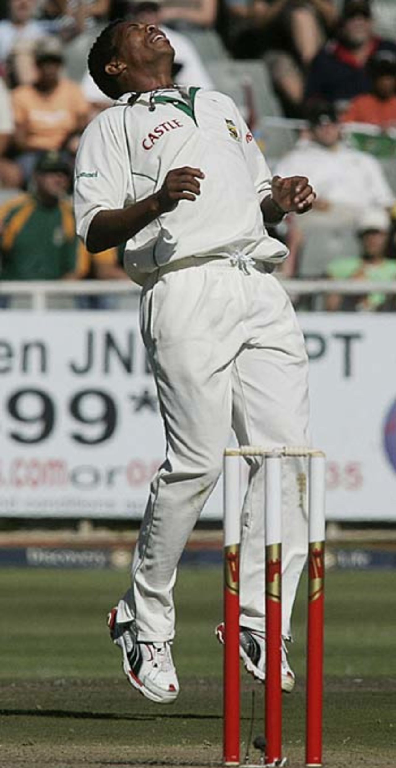 Frustration for Makhaya Ntini, South Africa v New Zealand, 2nd Test, Cape Town, 1st day, April 27, 2006