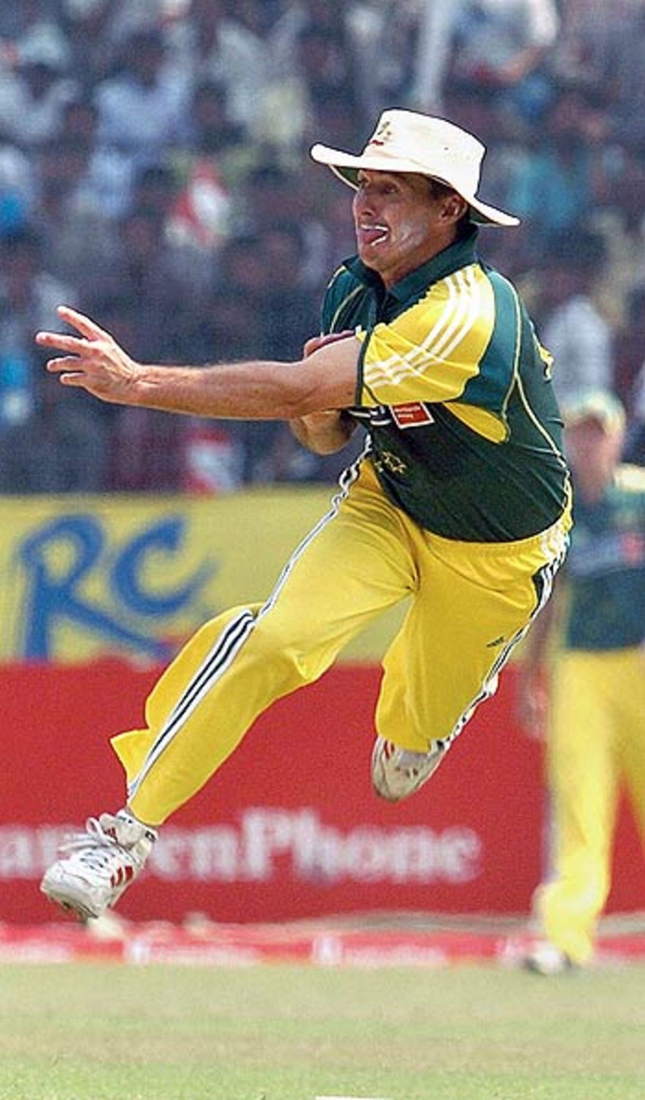 Brad Hogg fires in a throw into the stumps, Bangladesh v Australia, 3rd ODI, Fatullah, April 28, 2006