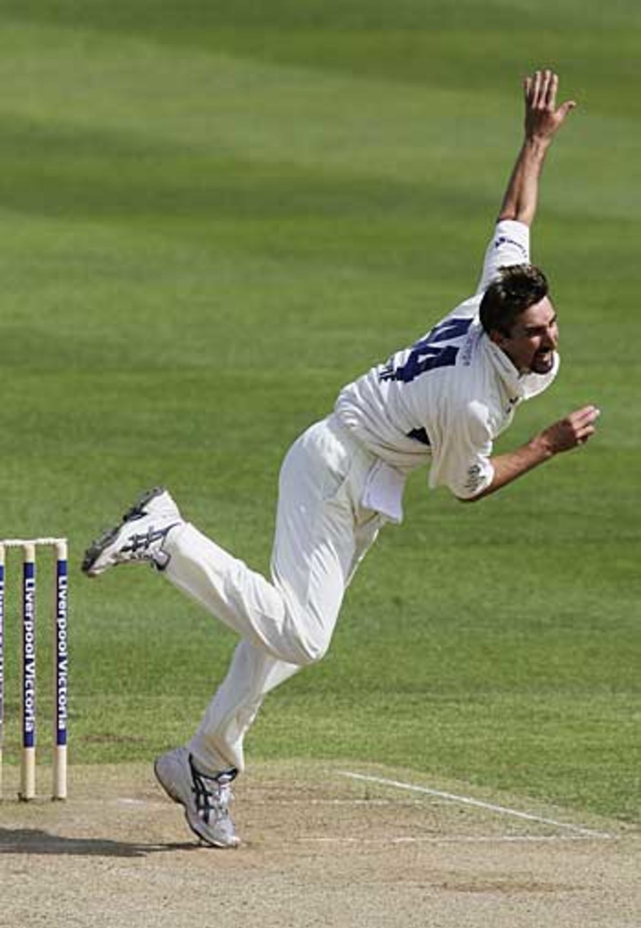 Jason Gillespie roars into bowl, Warwickshire v Yorkshire, Edgbaston, April 28, 2006