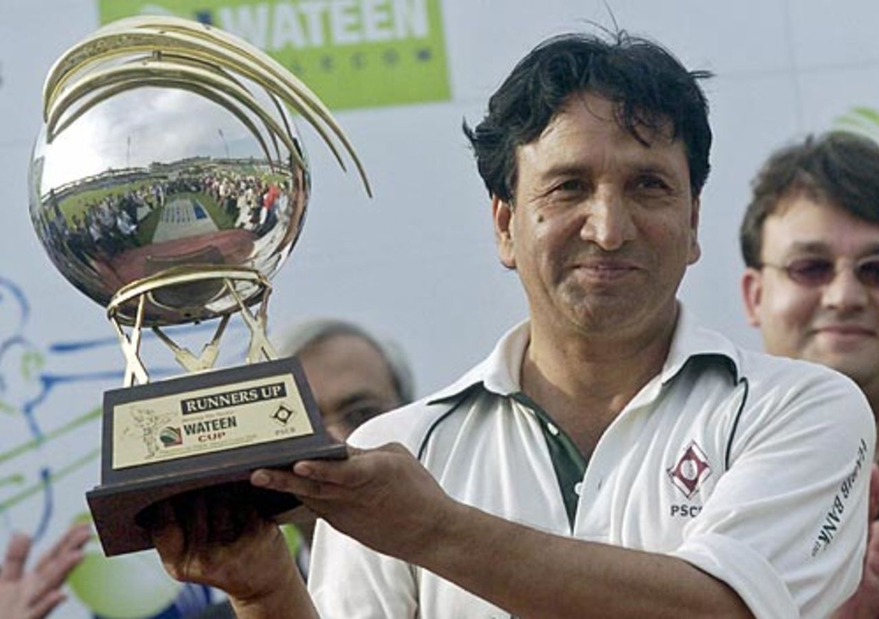 Abdul Qadir holds the runner up trophy, Pakistan Seniors v India Seniors, Lahore, April 30, 2006