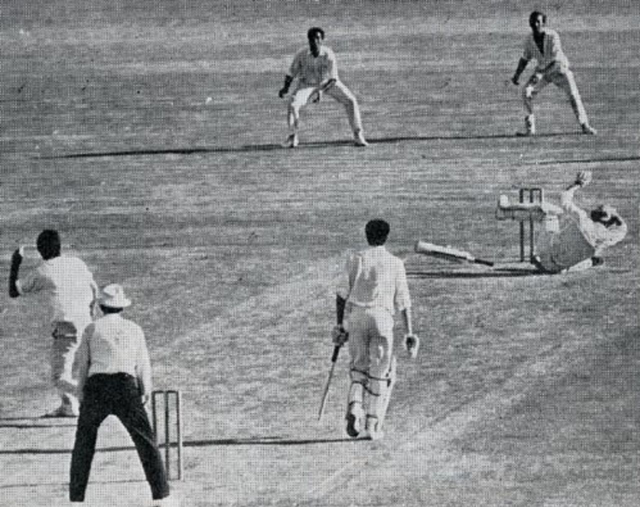 Terry Jenner is struck by John Snow, Australia v England, 7th Test, Sydney, February 13 1971