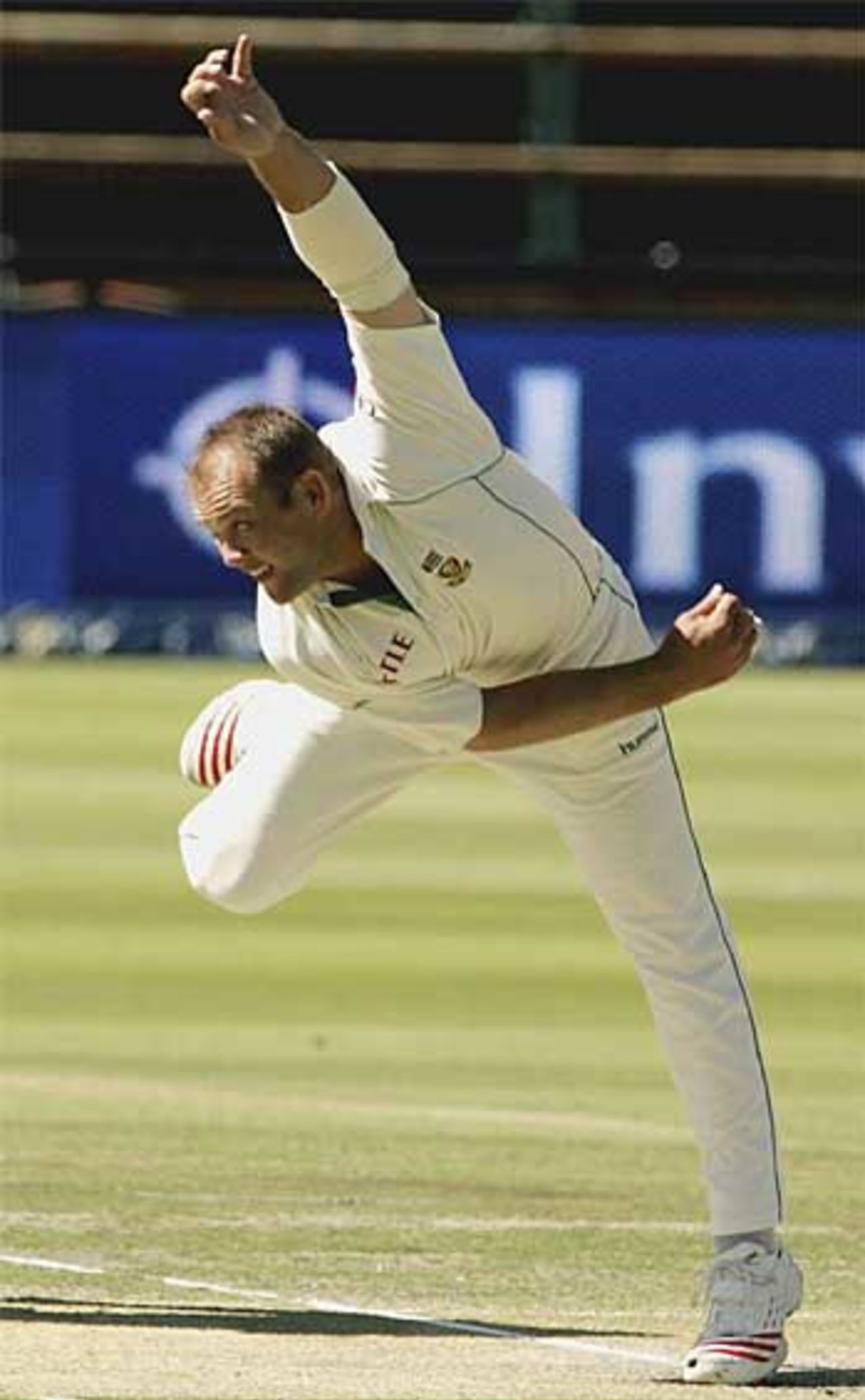Jacques Kallis lets fly on the second day at Johannesburg, South Africa v New Zealand, 4th Test, May 6, 2006