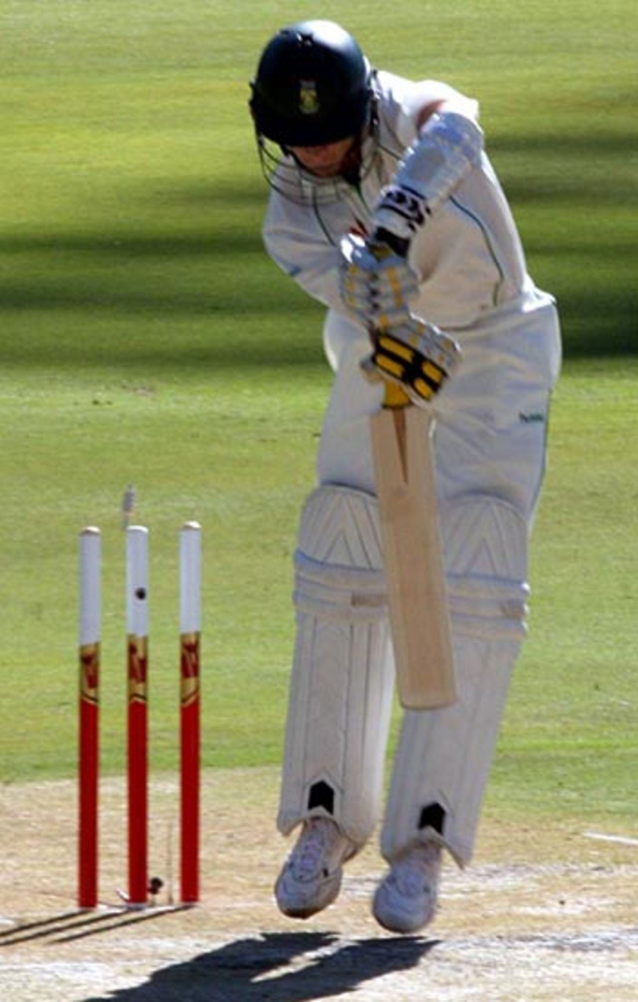 Dale Steyn is cleaned up by Chris Martin for 0, South Africa v New Zealand, 4th Test, May 6, 2006
