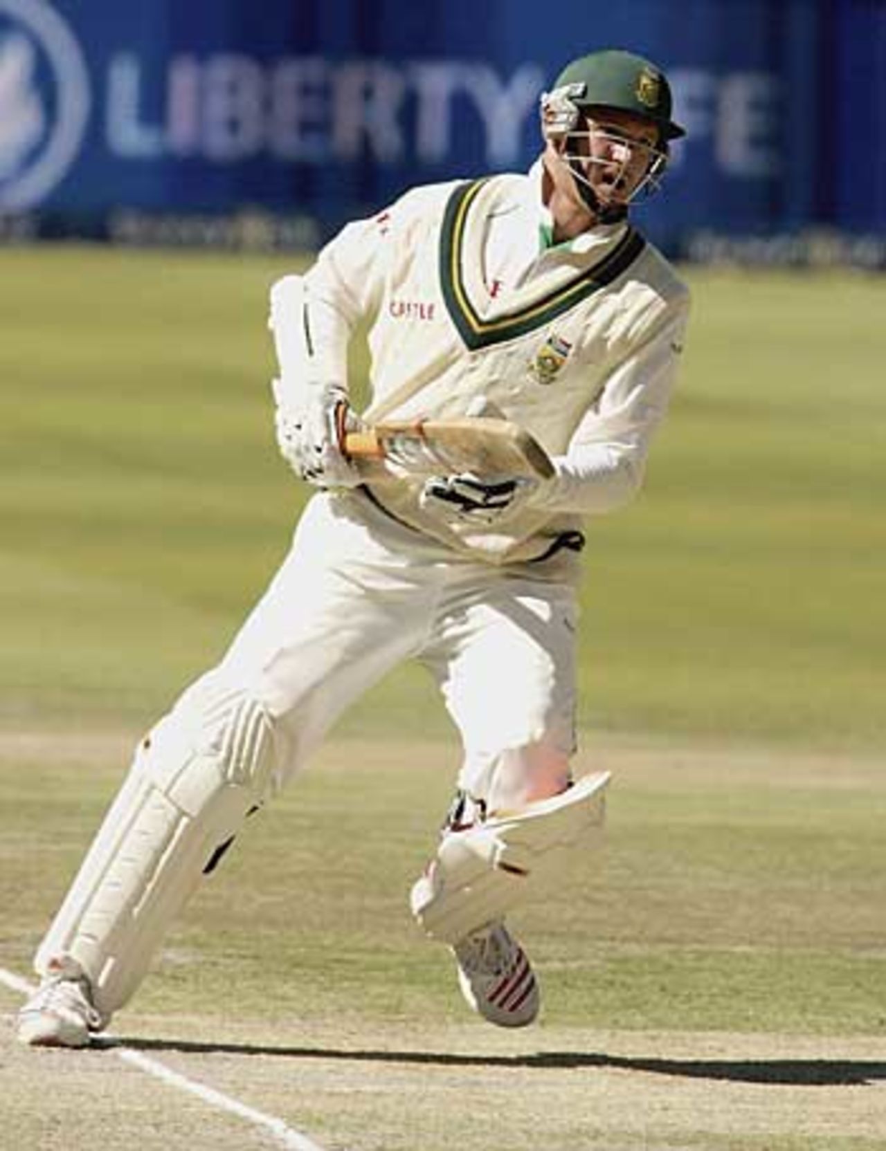 Graeme Smith pulls during his 68, South Africa v New Zealand, 3rd Test, Johannesburg, May 7, 2006