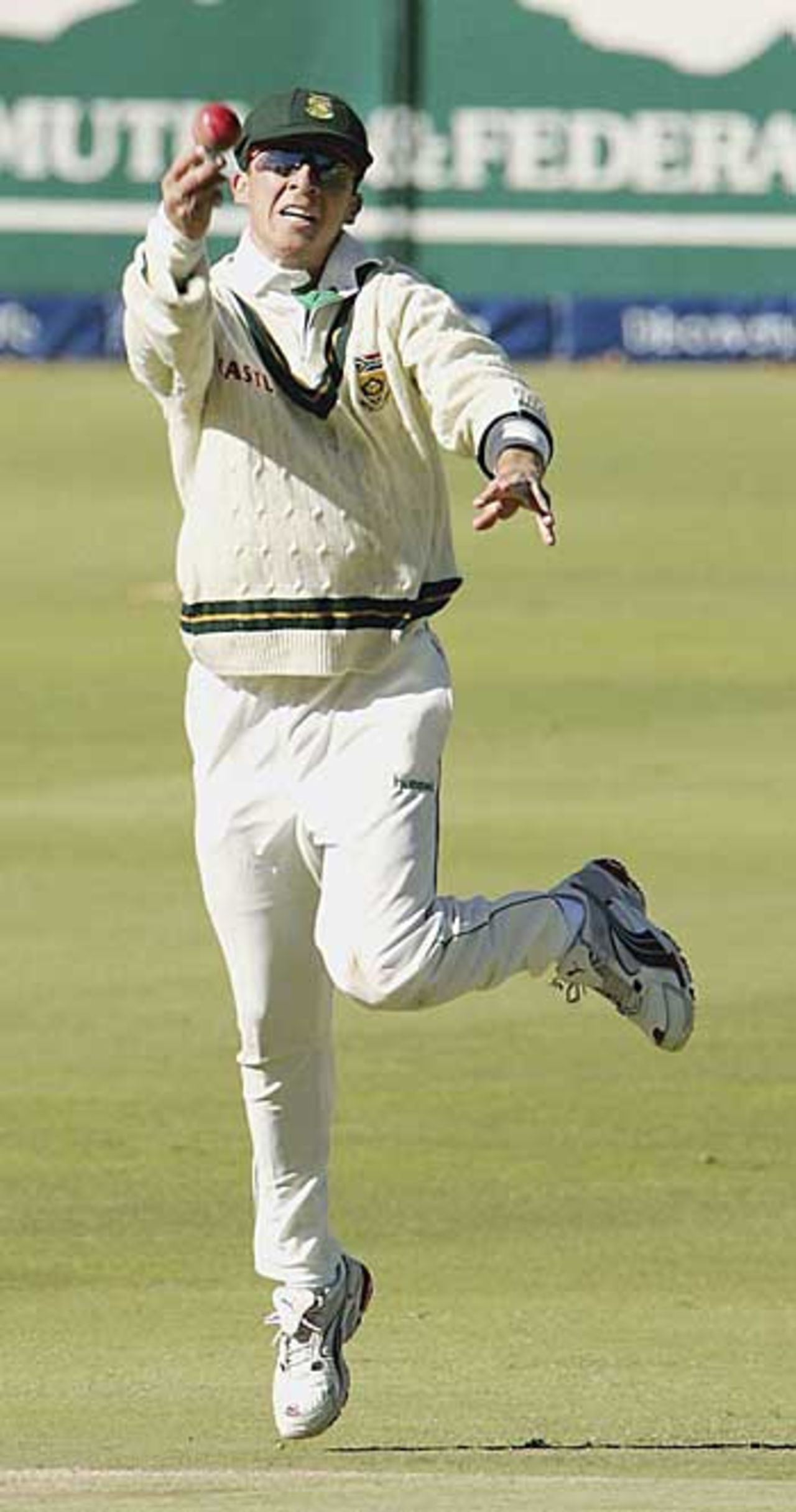 Boeta Dippenaar celebrates a catch, South Africa v New Zealand, 3rd Test, Johannesburg, May 7, 2006
