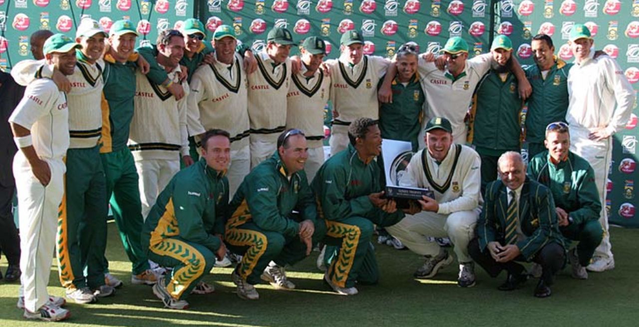 The South Africa squad celebrate, South Africa v New Zealand, 3rd Test, Johannesburg, May 7, 2006
