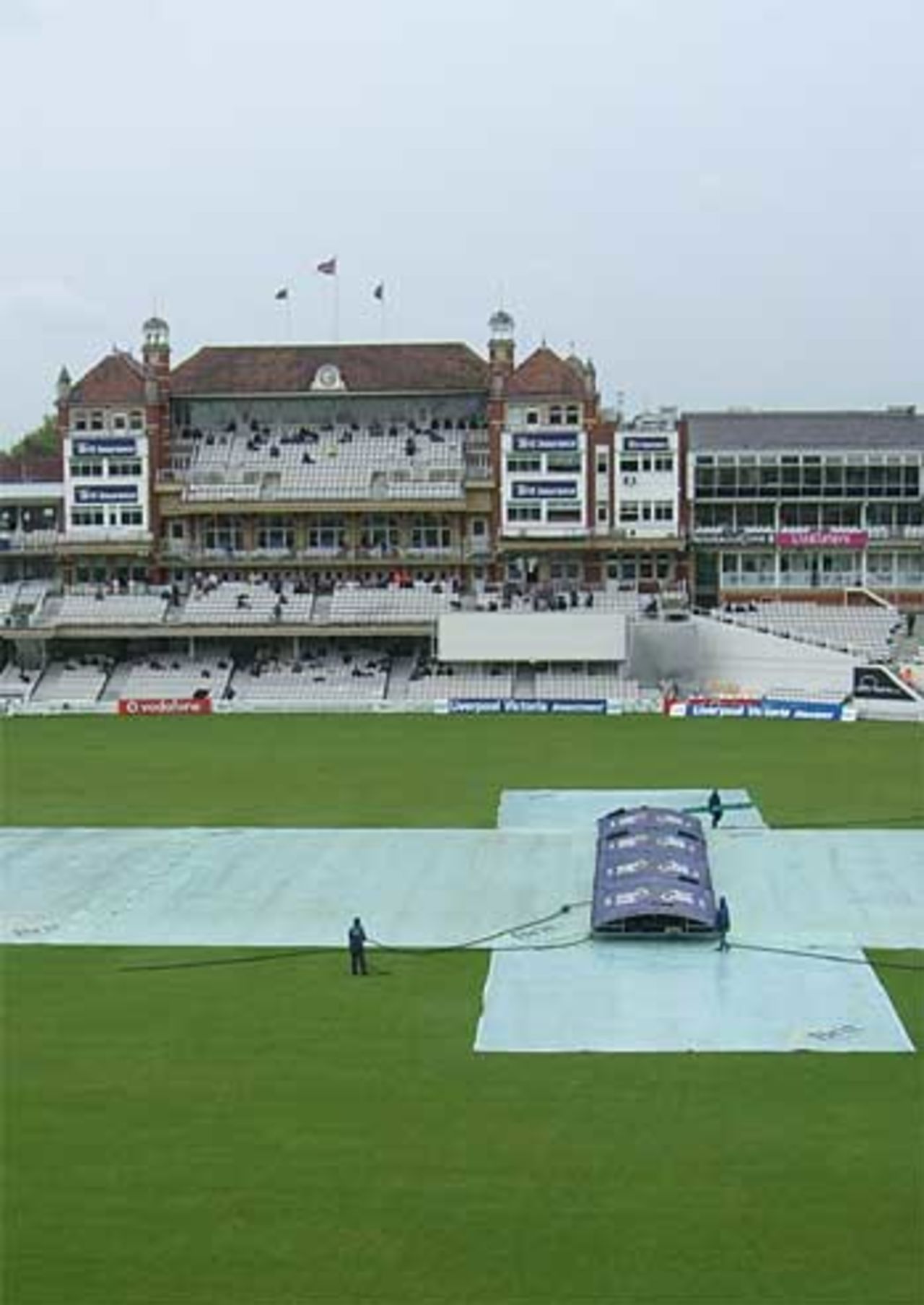 Rain washes out play in the afternoon, Surrey v Worcestershire, Championship, 1st day, May 17, 2006
