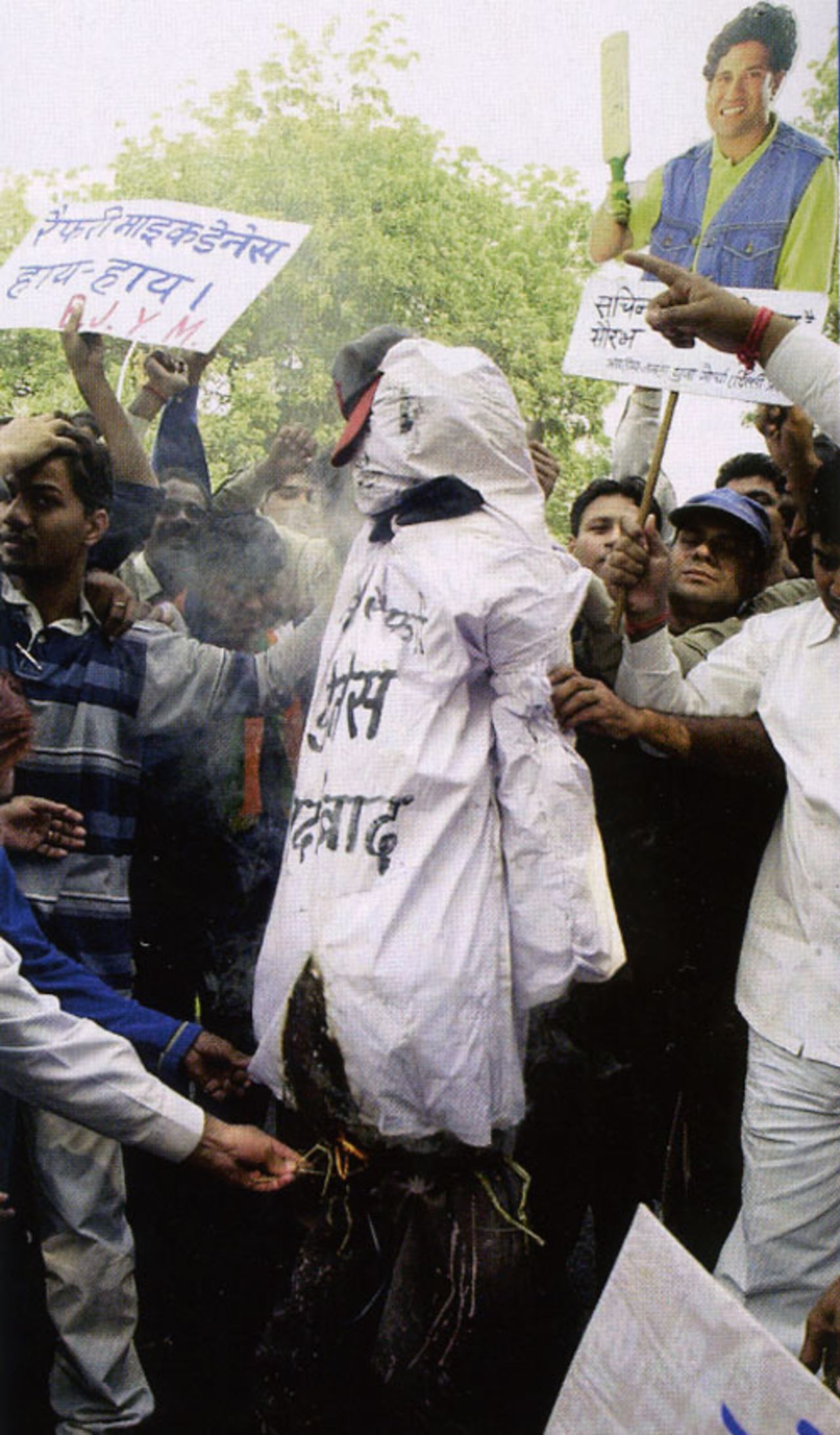 Protesters in Kolkata burn an effigy of Mike Denness, South Africa v India, 2nd Test, Port Elizabeth, November 21 2001