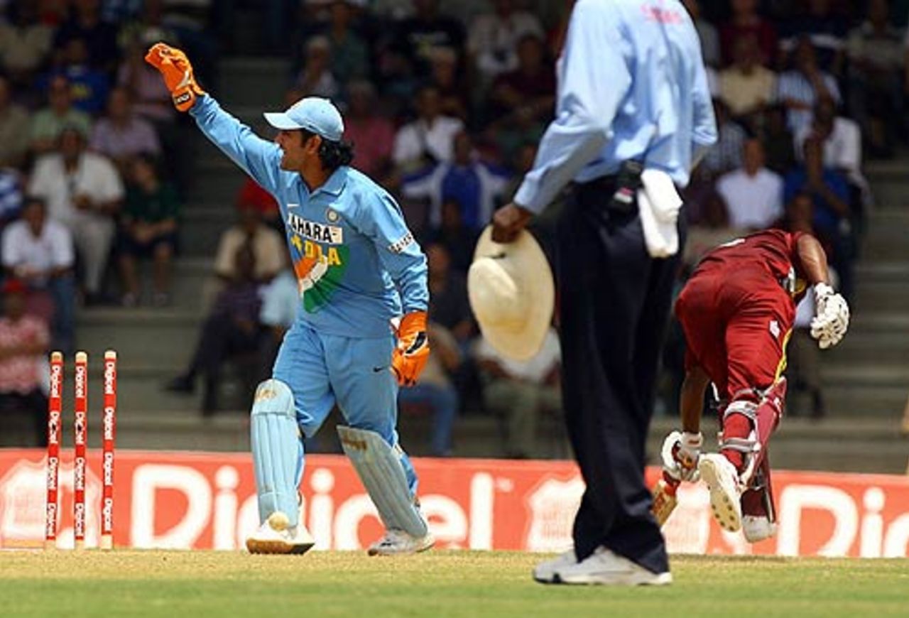 Mahendra Singh Dhoni runs out Brian Lara, West Indies v India, 5th ODI, Trinidad, May 28, 2006