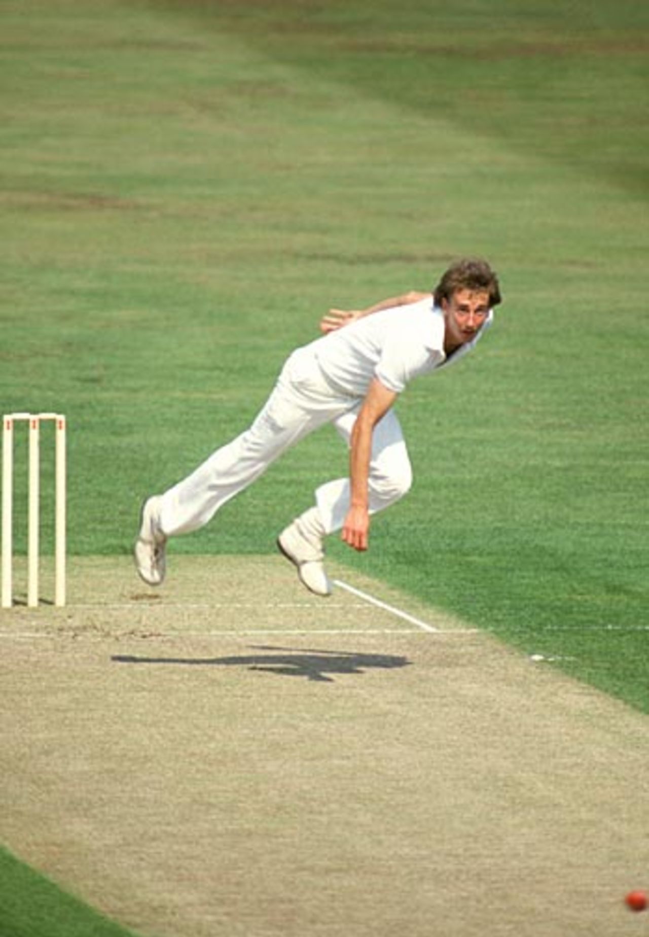 Jonathan Agnew roars into bowl, 1986