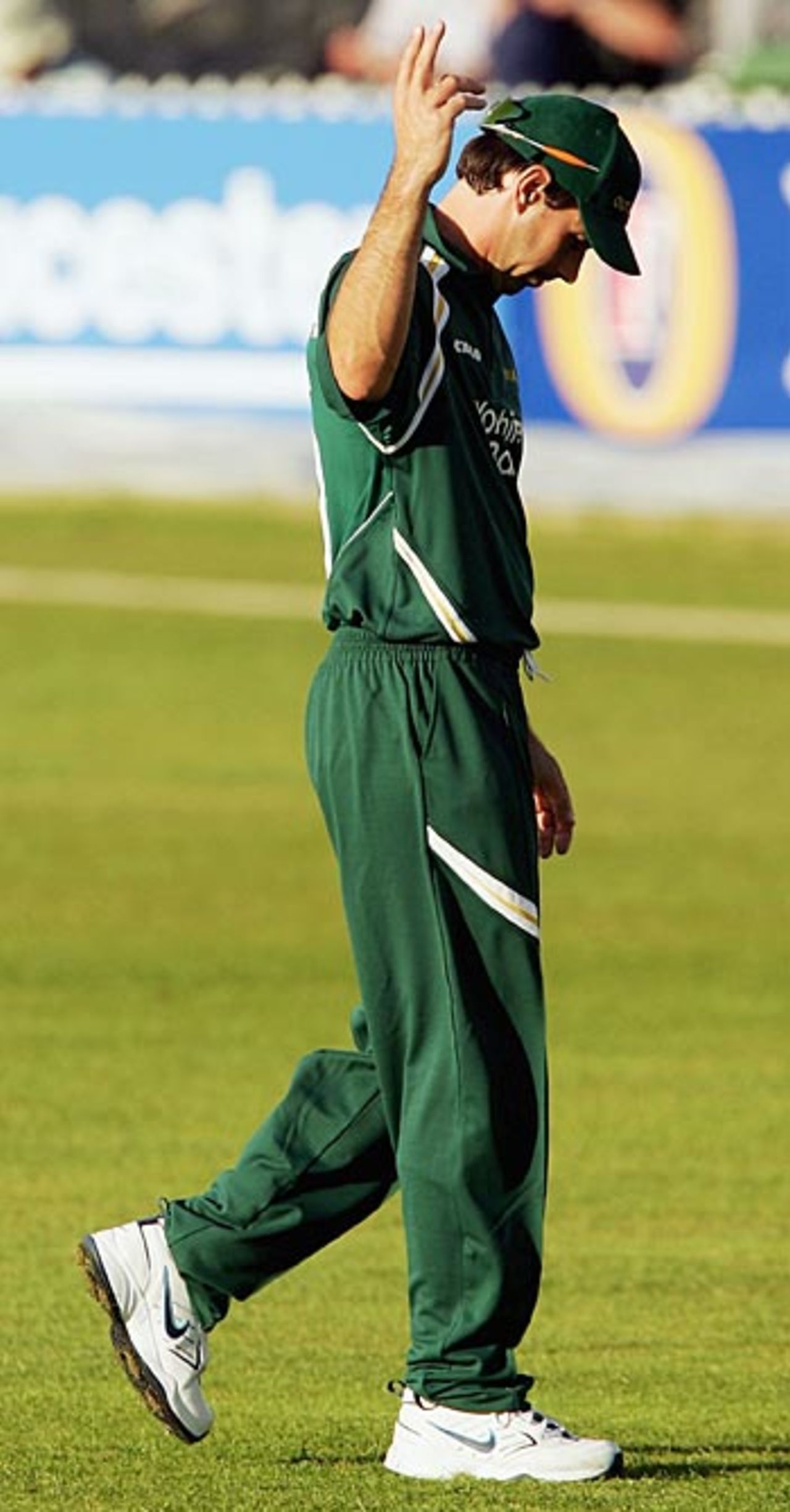 Stephen Fleming gives two fingers to the crowd after the day-night match at Derby was delayed by sunset, Derbyshire v Nottinghamshire, Derby, June 2, 2006