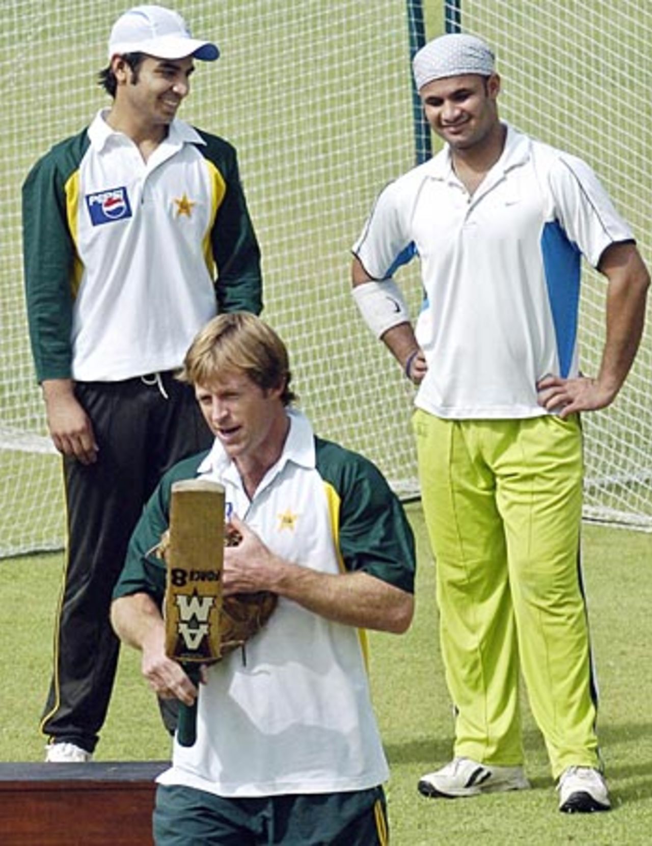 Jonty Rhodes chats  to Pakistan's players at his first fielding clinic at the Gaddafi Cricket Stadium, Lahore, June 12, 2006