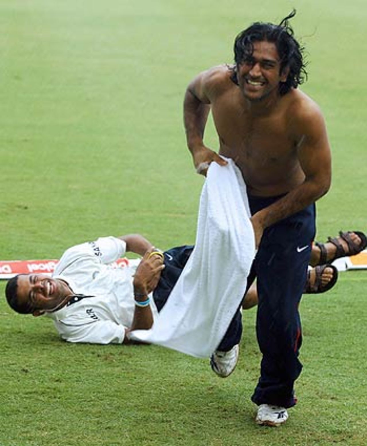 Mahendra Singh Dhoni and Sreesanth make the most of a photo opportunity, West Indies v India, 2nd Test, St Lucia, 4th day, June 13, 2006