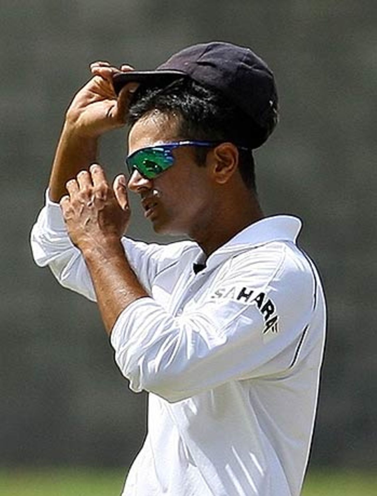 Rahul Dravid anxiously waits for a breakthrough, West Indies v India, 2nd Test, St Lucia, 5th day, June 14, 2006