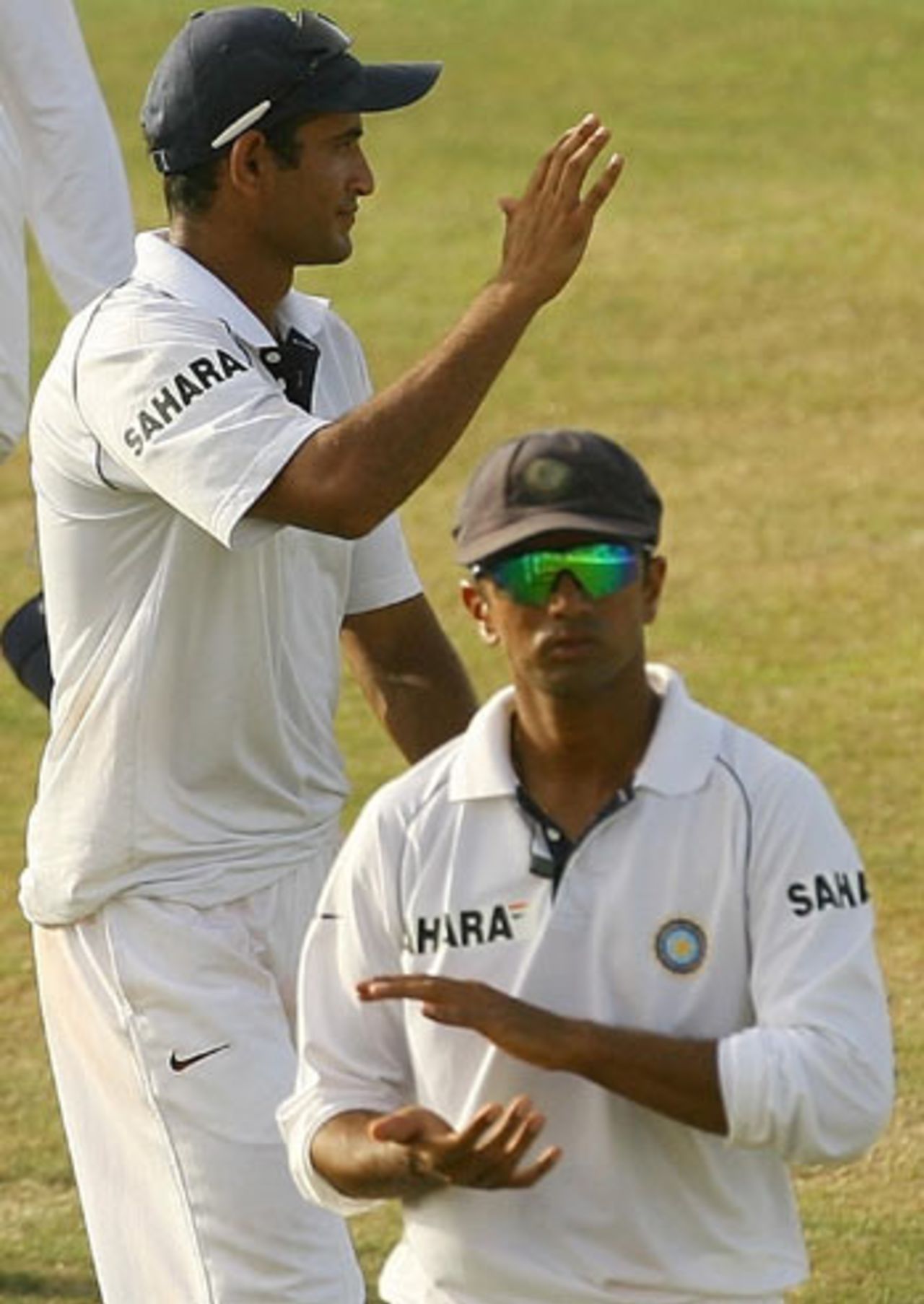 Rahul Dravid applauds India's effort in the field after West Indies escape with a draw, West Indies v India, 2nd Test, St Lucia, 5th day, June 14, 2006
