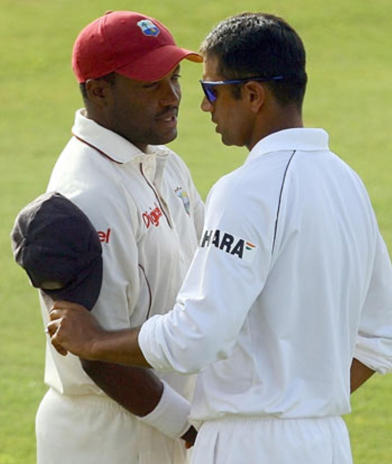 Brian Lara and Rahul Dravid shake hands after the battle, West Indies v India, 2nd Test, St Lucia, 5th day, June 14, 2006