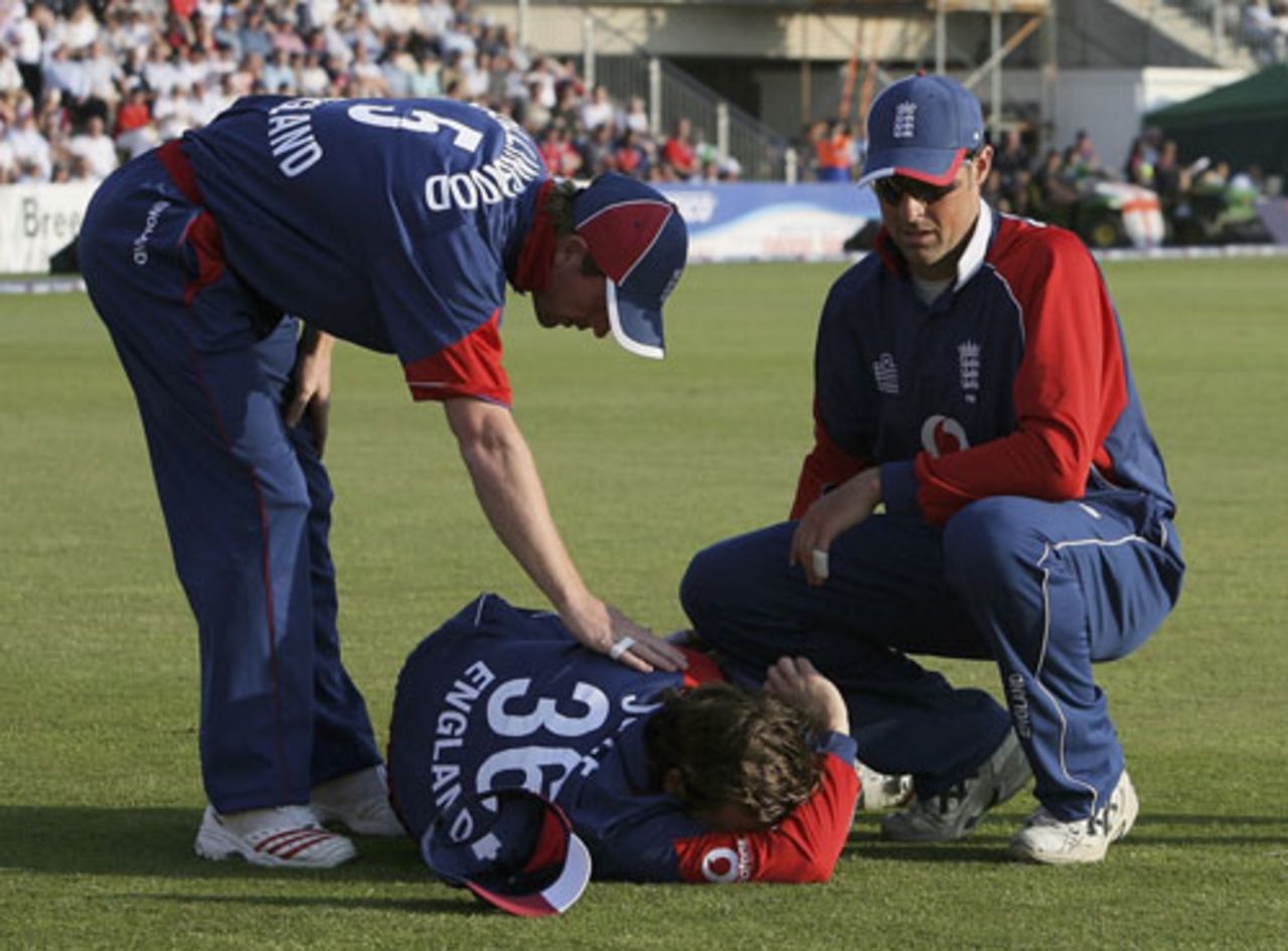 Ed Joyce lies in agony after dislocating his ankle, England v Sri Lanka, Twenty20, Southampton, June 15, 2006