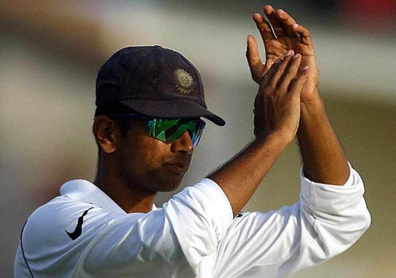 Rahul Dravid tries to lift sagging shoulders, West Indies v India, 3rd Test, St Kitts, 1st day, June 22, 2006