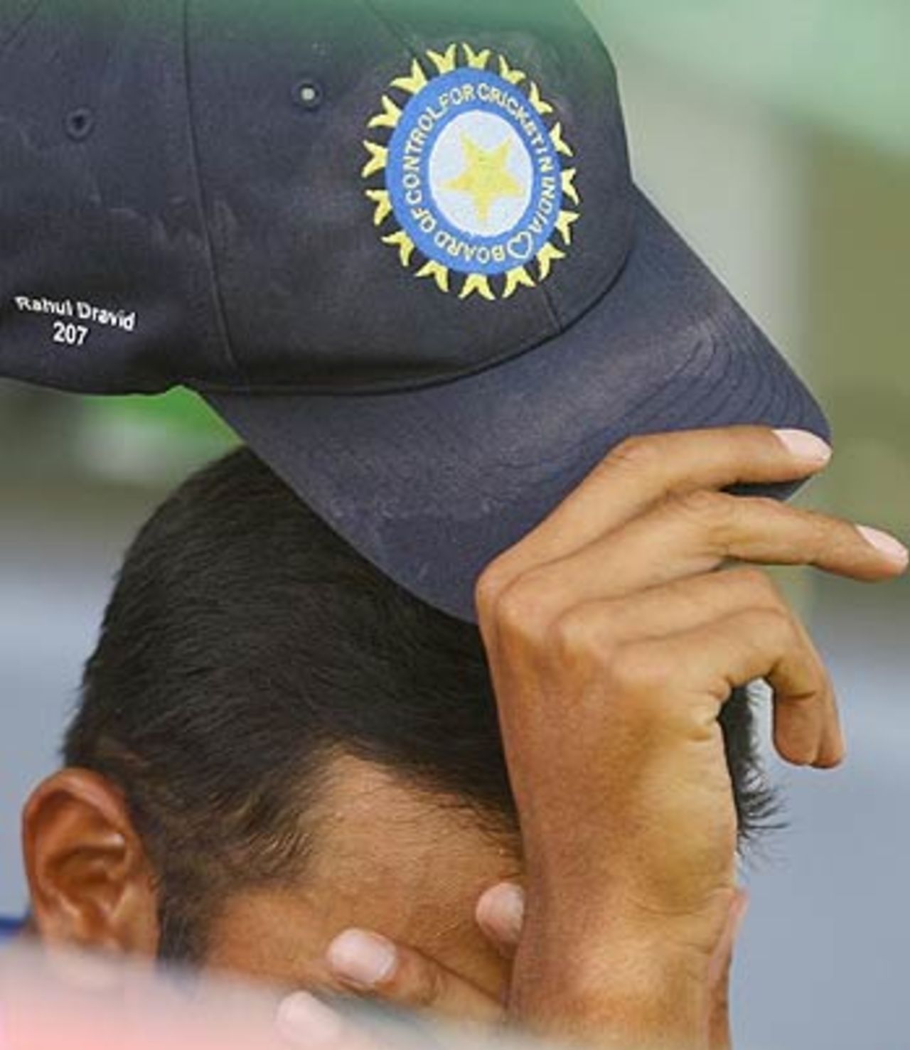 Rahul Dravid can't watch as wickets tumble, West Indies v India, 3rd Test, St Kitts, 4th day, June 25, 2006