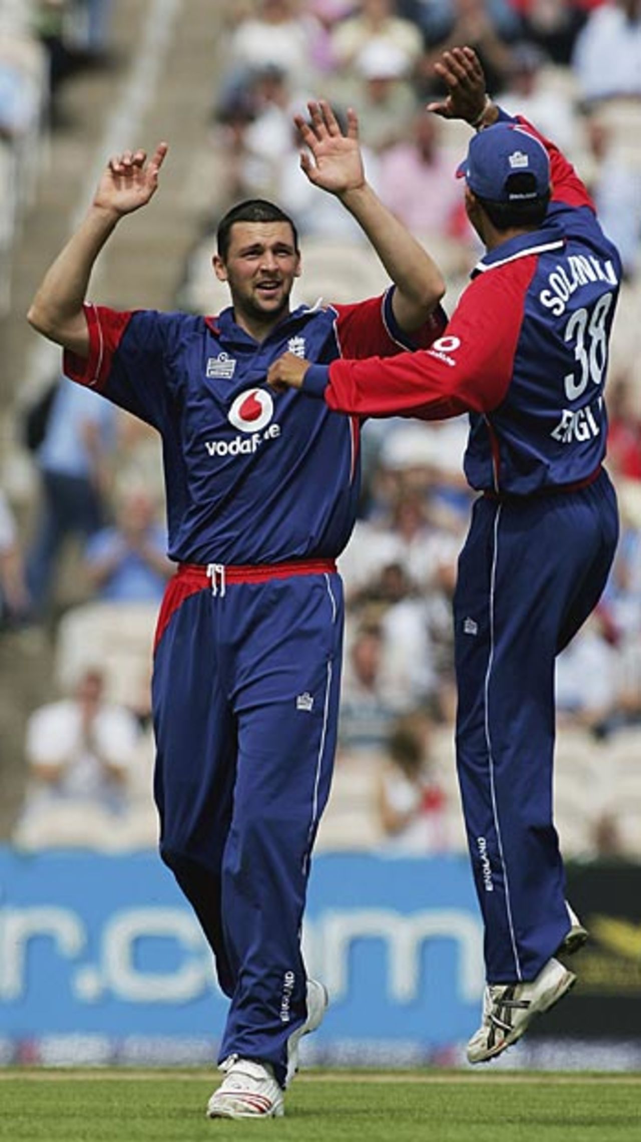 Steve Harmison is congratulated by Vikram Solanki on the wicket of Sanath Jayasuriya, England v Sri Lanka, 4th ODI, Old Trafford, June 28, 2006