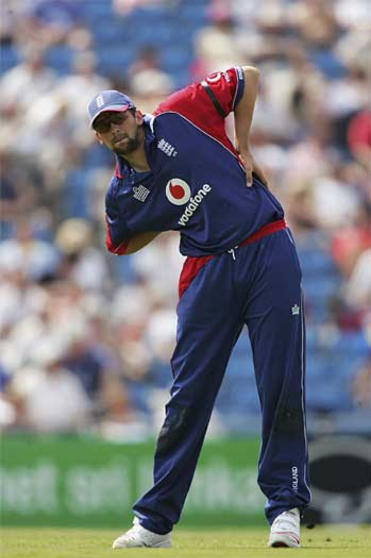 Steve Harmison limbers up ... for a good pasting, England v Sri Lanka, 5th ODI, Headingley, July 1, 2006