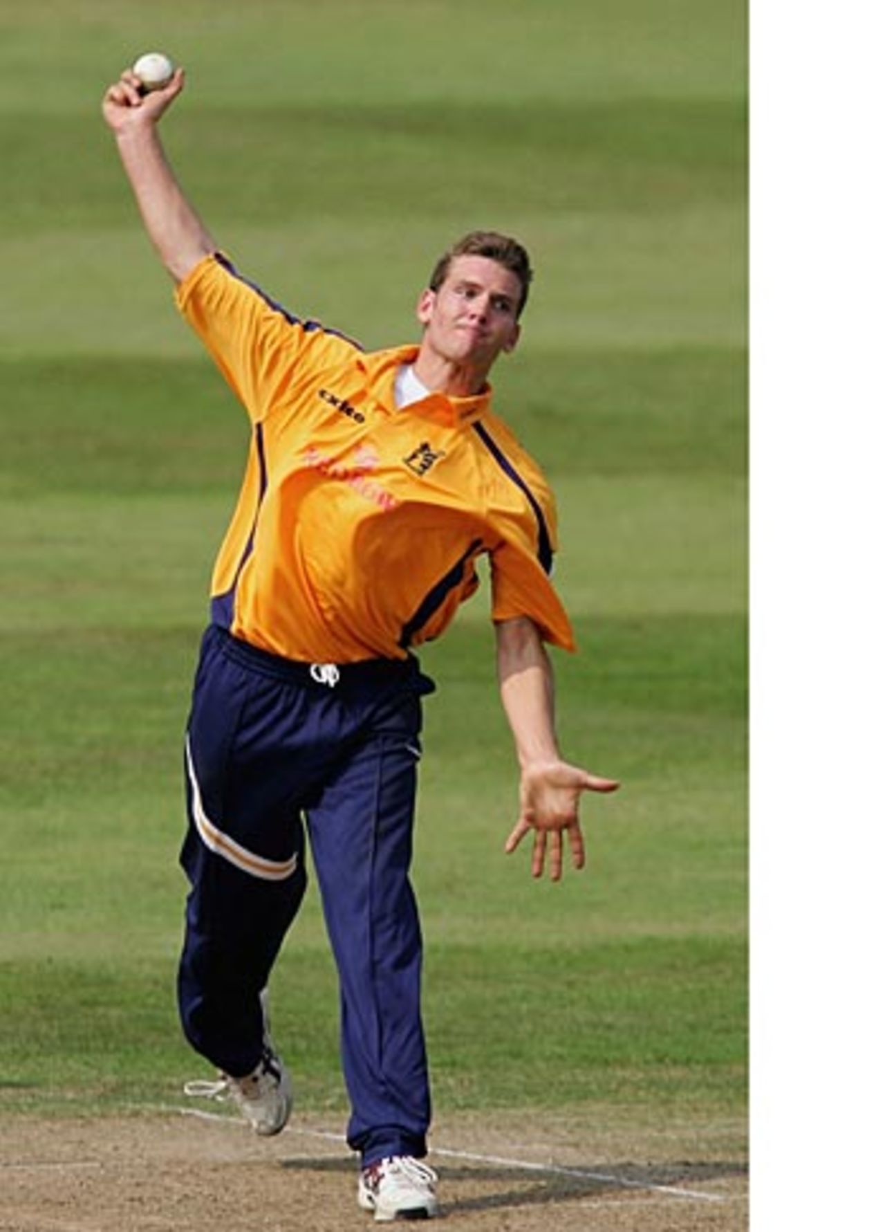 Alex Loudon turns his arm over in the Twenty20, Somerset v Warwickshire, Twenty20 Cup, Taunton, July 2, 2006