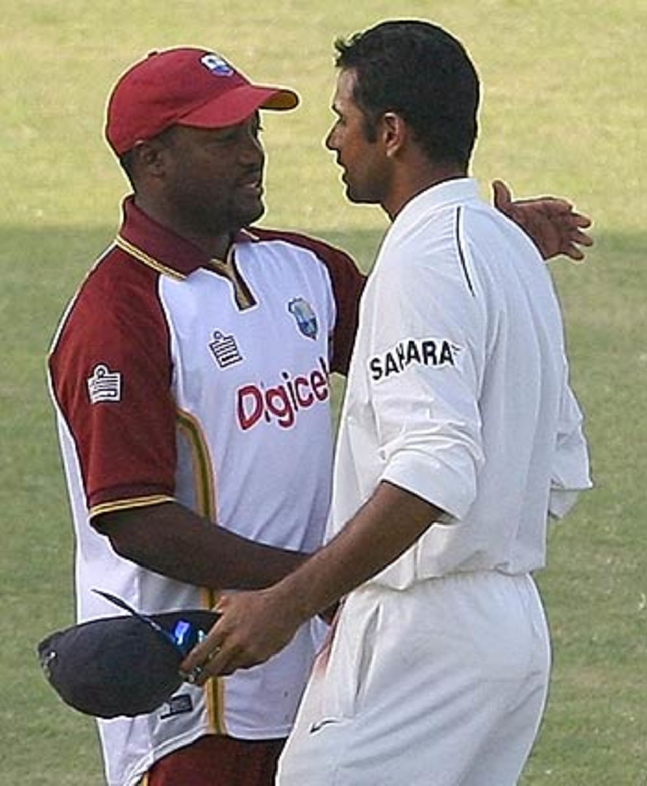 Brian Lara congratulates Rahul Dravid after India won the series 1-0, West Indies v India, 4th Test, Jamaica, 2nd day, July 1, 2006
