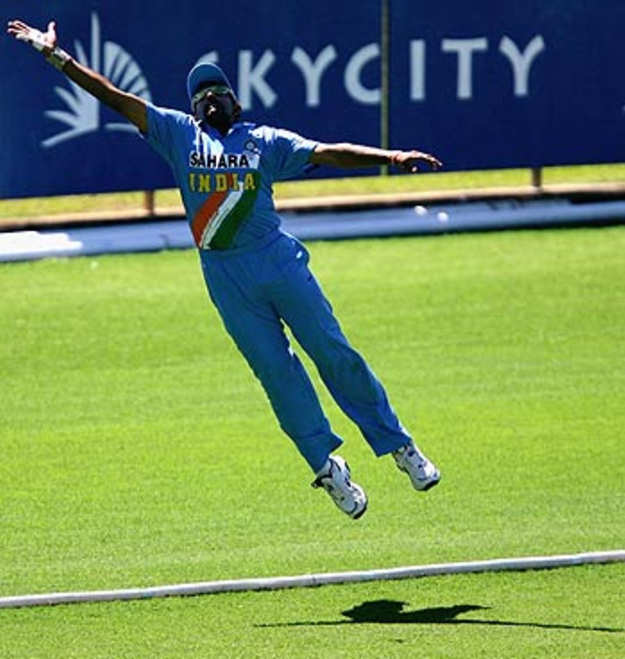 I believe I can fly: Robin Uthappa elevates himself in an attempt to catch a ball, Australia A v India A, Top End Series, Darwin, July 8, 2006
