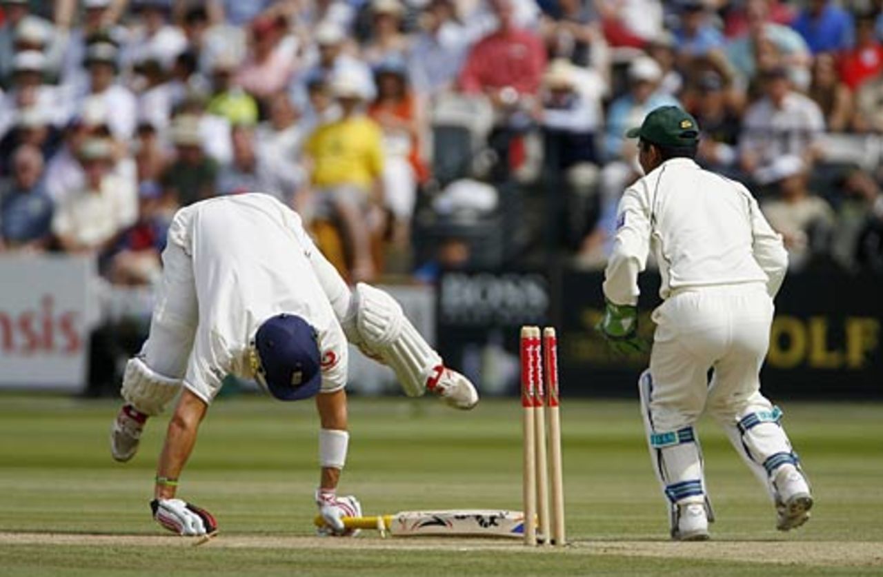 Kevin Pietersen is stumped by Kamran Akmal as Pakistan keep in touch, England v Pakistan, 1st Test, Lord's, July 16, 2006