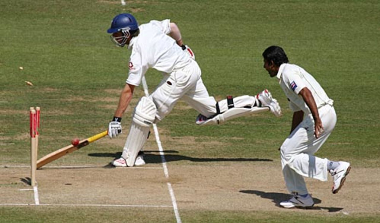 Liam Plunkett just beats Abdul Razzaq's throw, England v Pakistan, 1st Test, Lord's, July 17, 2006