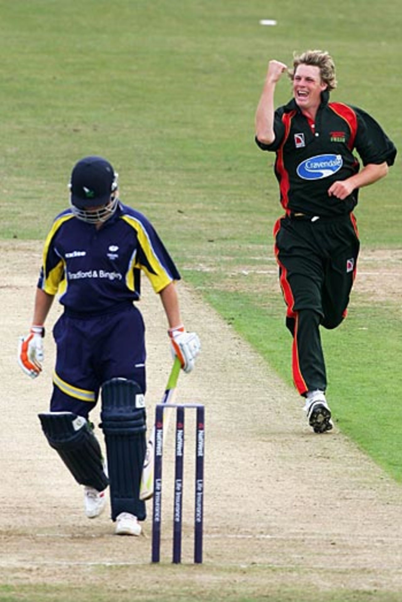 Nick Walker celebrates the wicket of Gerard Brophy, Yorkshire v Leicestershire, Pro40, Scarborough, July 23, 2006