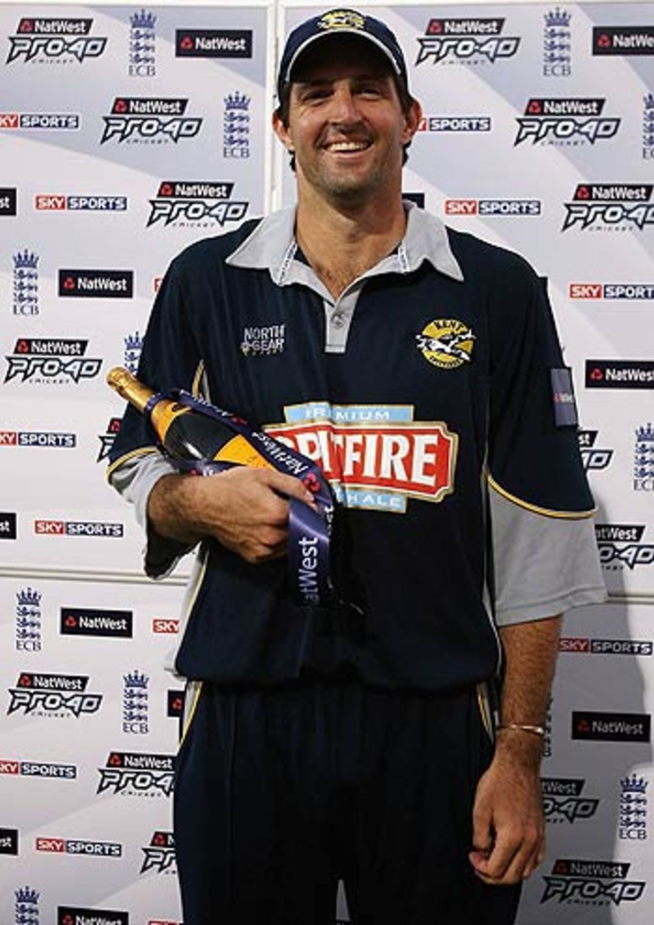 Tyron Henderson with his Man-of-the-Match award against Somerset, Somerset v Kent, Pro40, Taunton, July 26, 2006