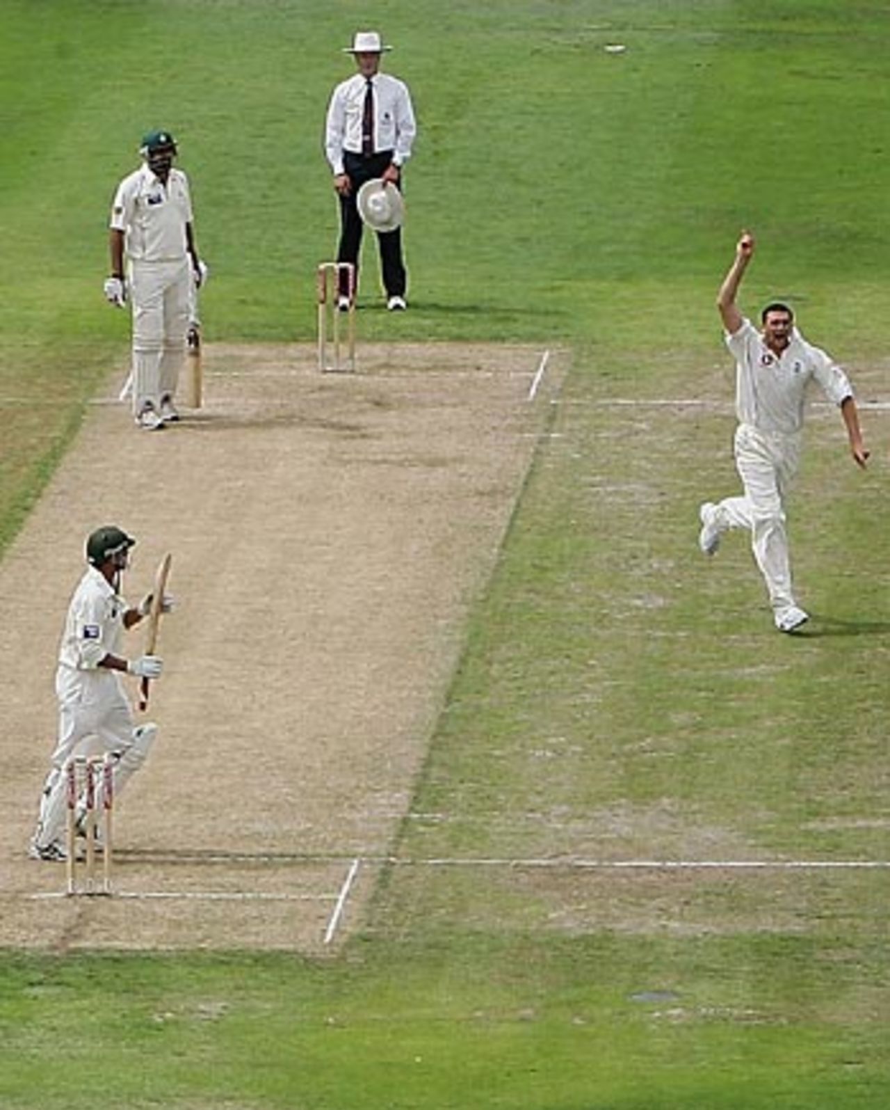 Steve Harmison dismisses Younis Khan, England v Pakistan, 2nd Test, Old Trafford, July 27, 2006