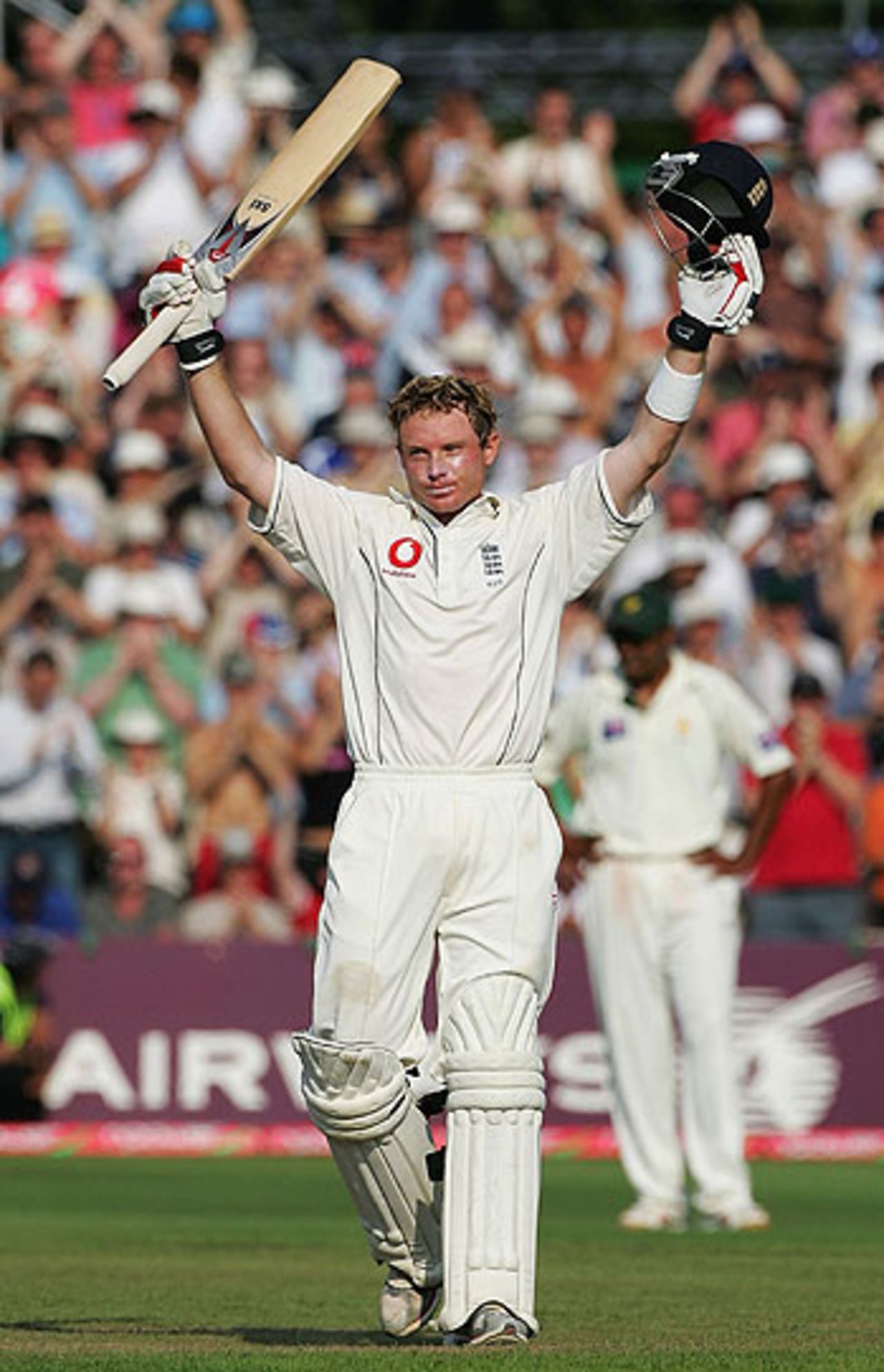 Ian Bell laps up the applause for his century, England v Pakistan, 2nd Test, Old Trafford, July 28, 2006