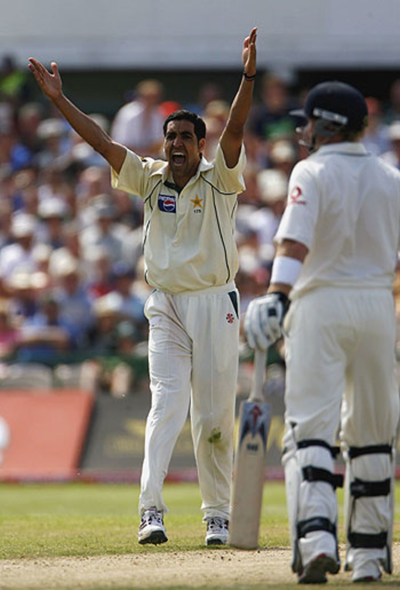 Umar Gul makes an impassioned appeal, England v Pakistan, 2nd Test, Old Trafford, July 28, 2006