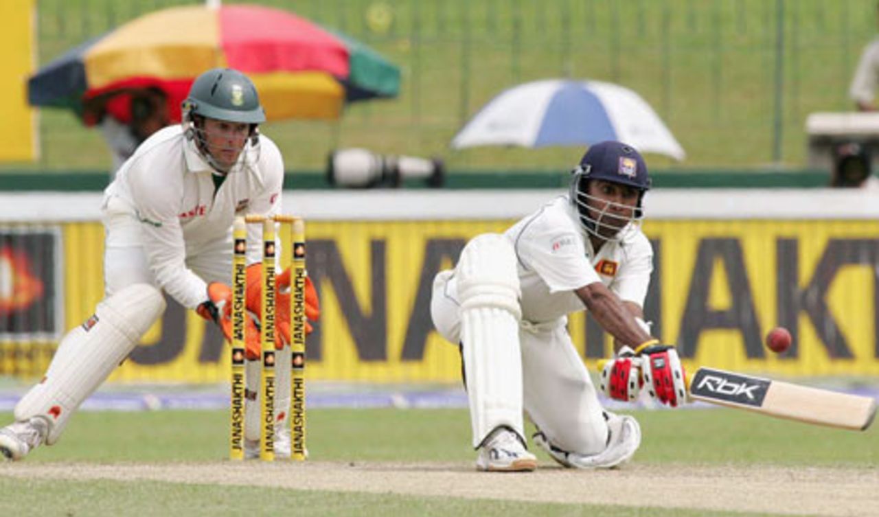Mahela Jayawardene tries his hand at a cheeky reverse-sweep, Sri Lanka v South Africa, 1st Test, Sinhalese Sports Club, Colombo, 2nd day