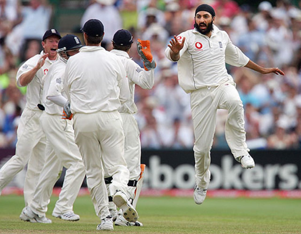 Monty Panesar celebrates the removal of Imran Farhat, England v Pakistan, 2nd Test, Old Trafford, July 29, 2006