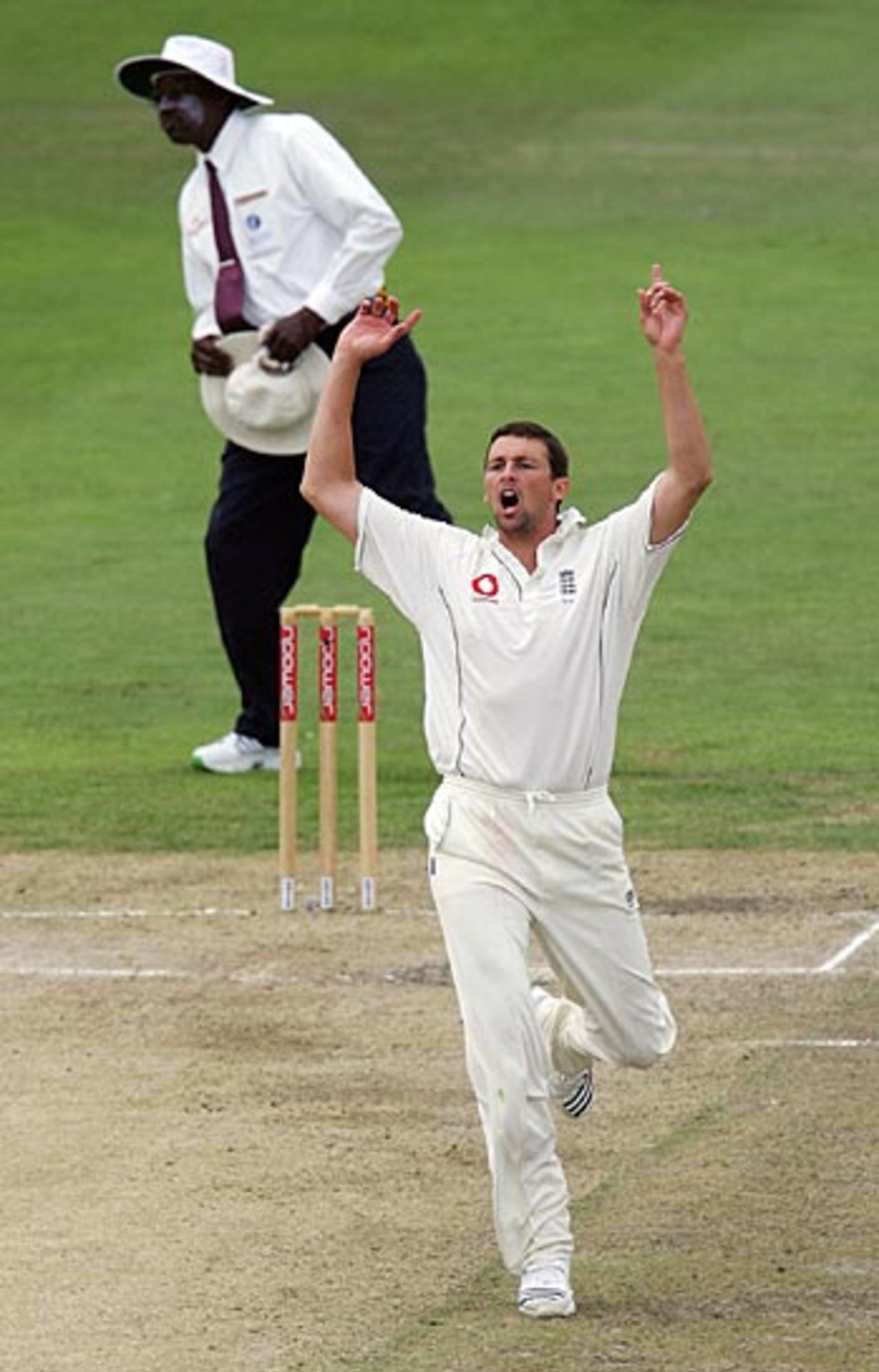 Steve Harmison throws his hands up in frustration as Younis Khan goes on the attack, England v Pakistan, 2nd Test, Old Trafford, July 29, 2006