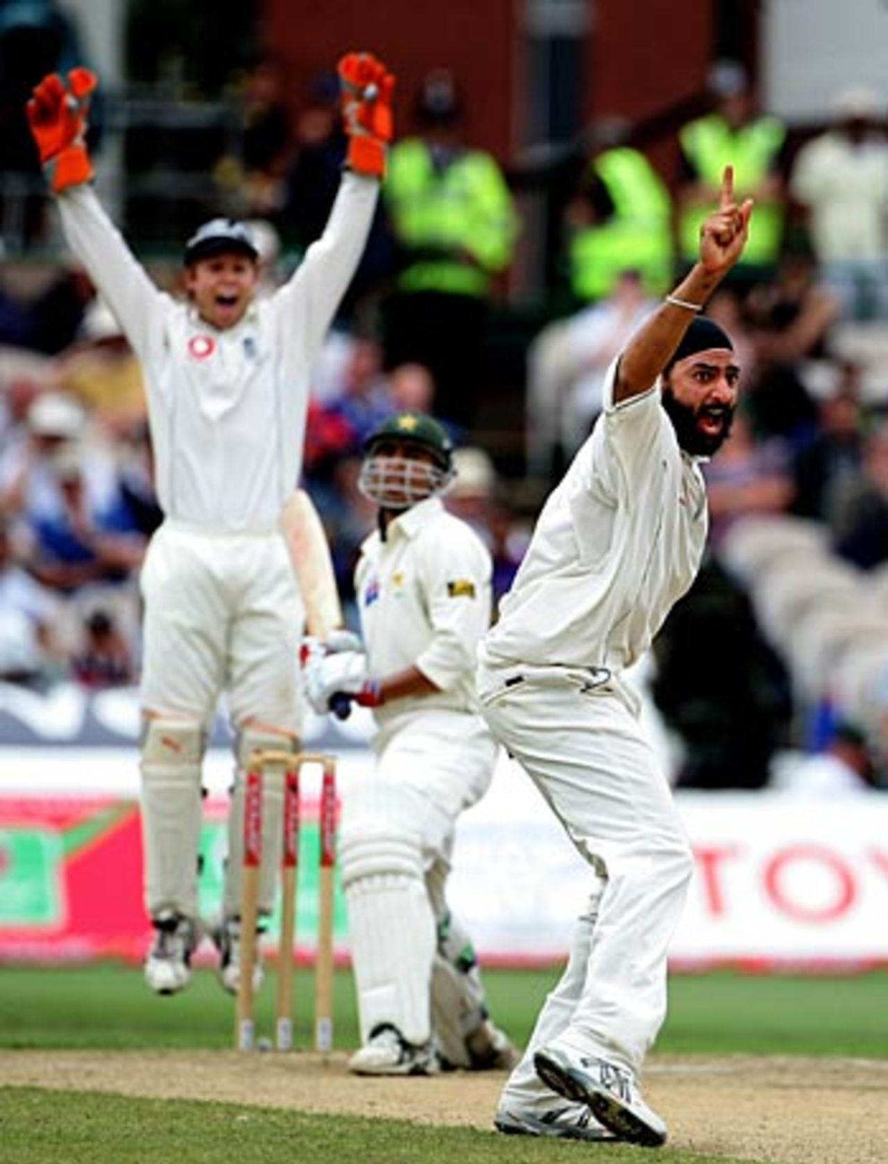 Monty Panesar and Geraint Jones successfully appeal for Younis Khan's wicket, England v Pakistan, 2nd Test, Old Trafford, July 29, 2006