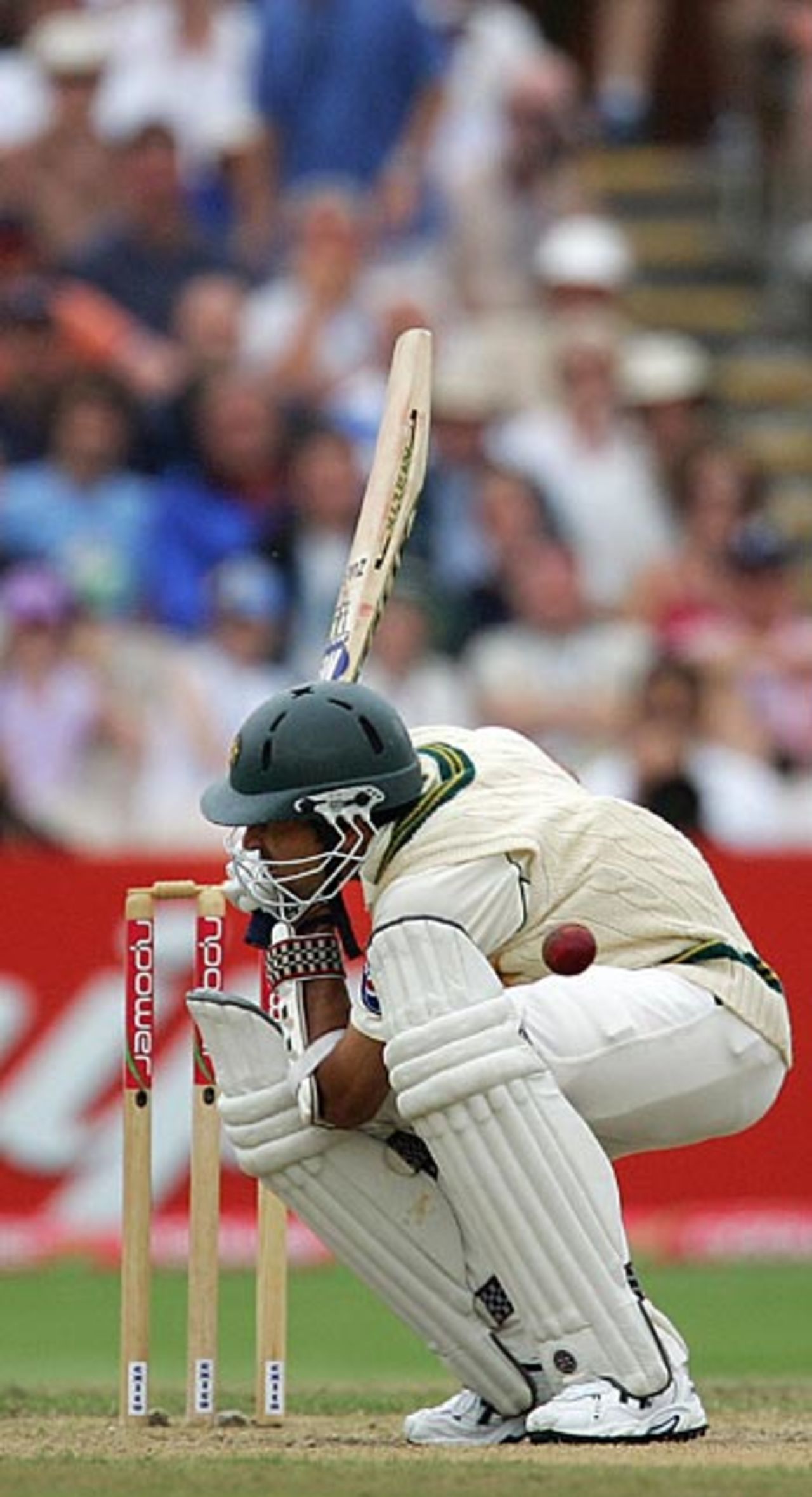 Umar Gul forgets to use his bat, England v Pakistan, 2nd Test, Old Trafford, July 29, 2006