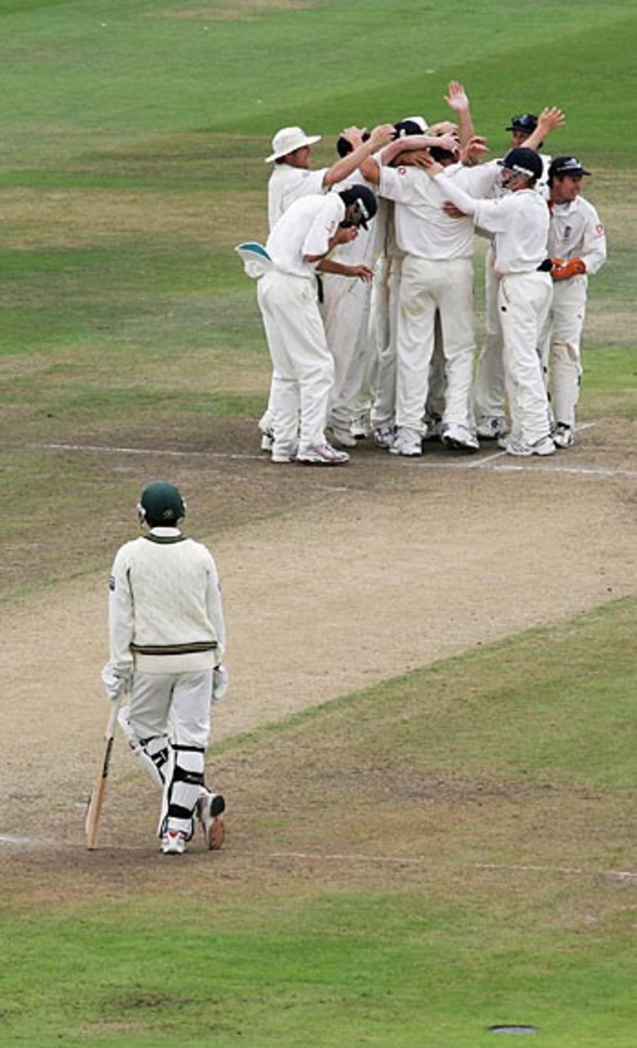England celebrate another wicket as Pakistan struggle at Old Trafford, England v Pakistan, 2nd Test, Old Trafford, July 29, 2006