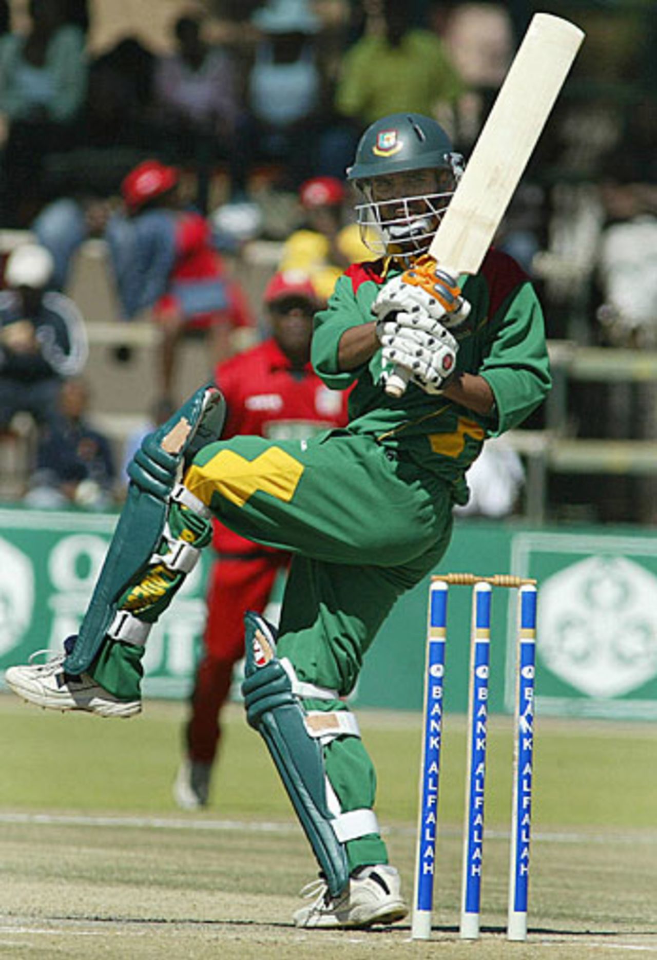 Farhad Reza on the attack on his way to 50, Zimbabwe v Bangladesh, 2nd ODI, Harare, July 30, 2006