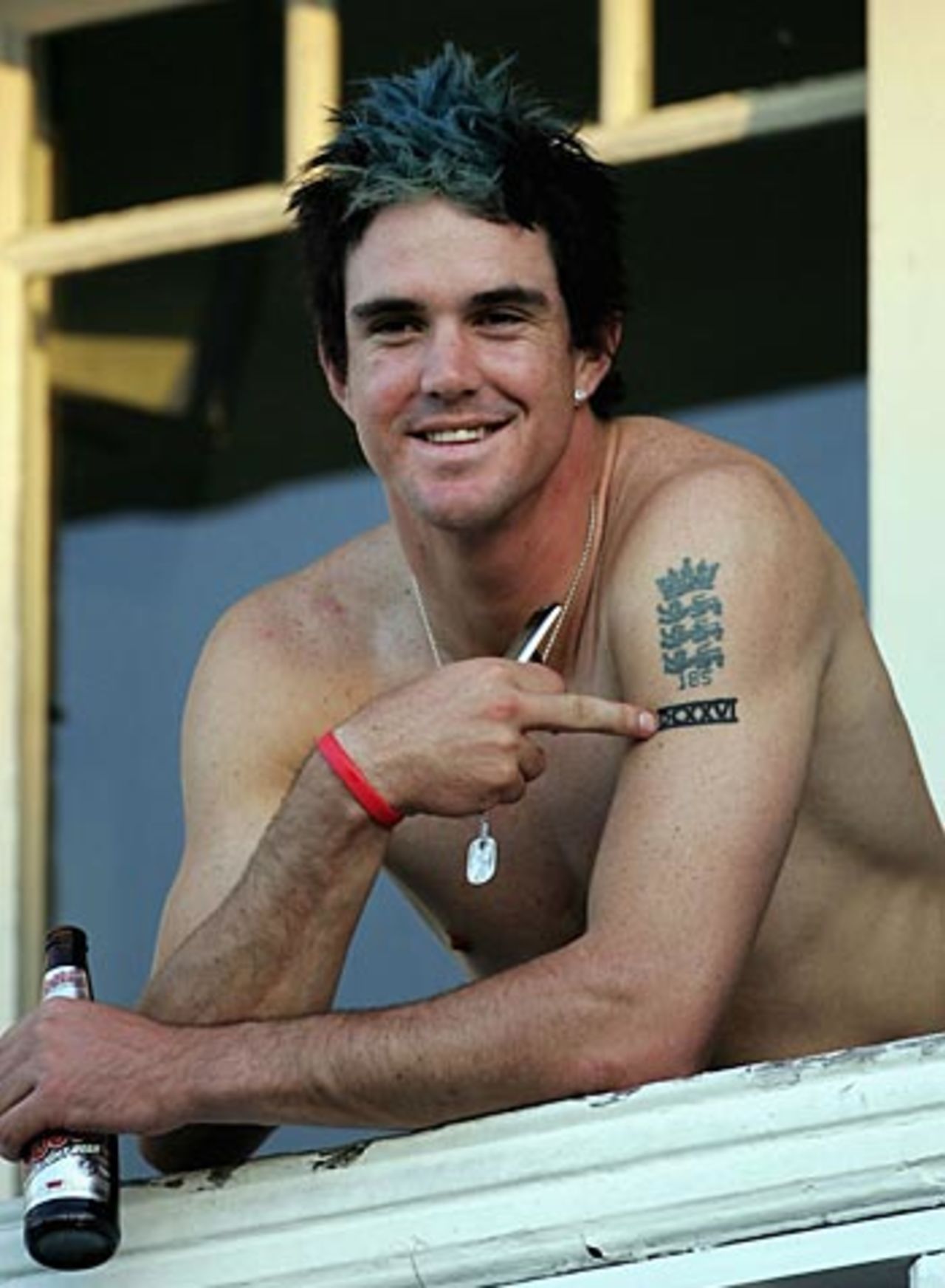 Kevin Pietersen shows off his tattoo, England v Australia, 5th Test, The Oval, September 12, 2005