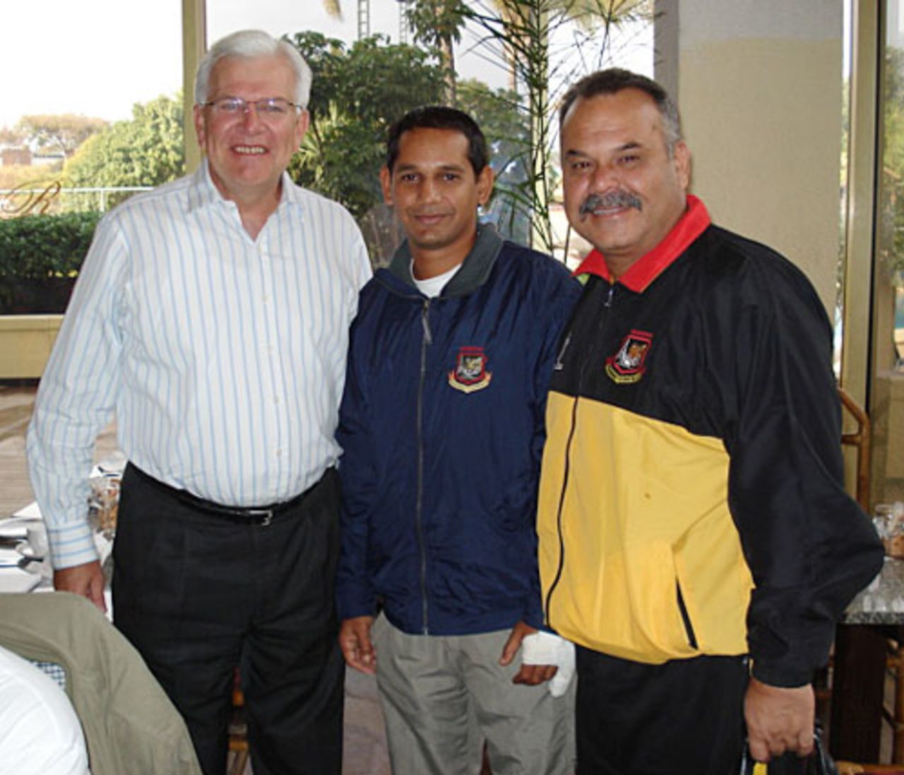 Bangladesh captain Habibul Bashar and coach Dav Whatmore with ICC chief executive Malcolm Speed during breakfast at the Rainbow Towers Hotel, August 1, 2006