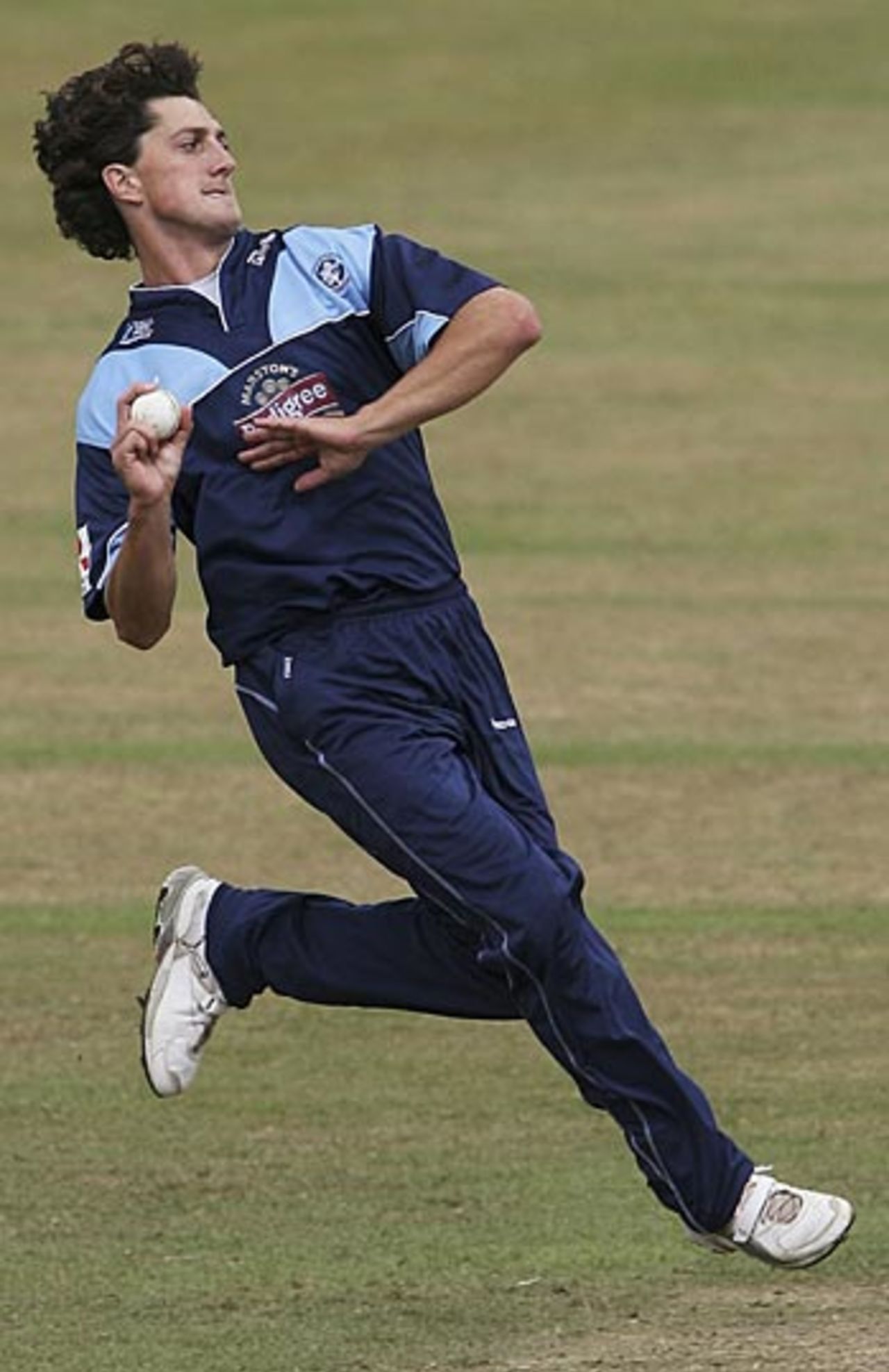 Jon Lewis roars into bowl, Gloucestershire v Leicestershire, Pro40, Cheltenham, August 1, 2006