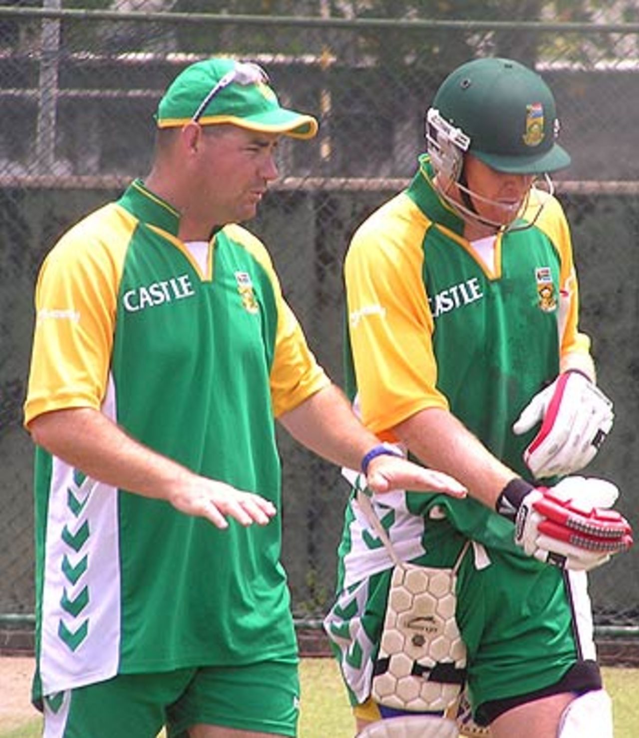 Mickey Arthur chats with Shaun Pollock who arrived in Colombo after the birth of his child, Colombo, August 2, 2006